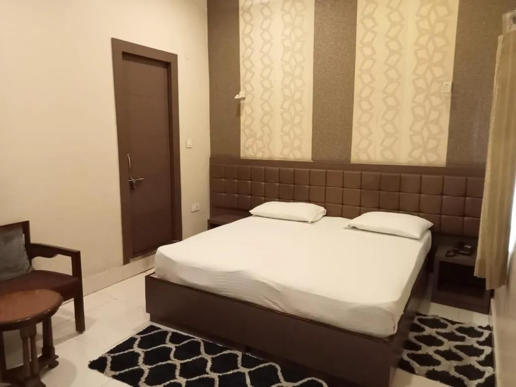 Deluxe Double Room (Includes Ganga Aarti and Darshan assistance to Kashi Vishwanath Temple) in Hotel Alka