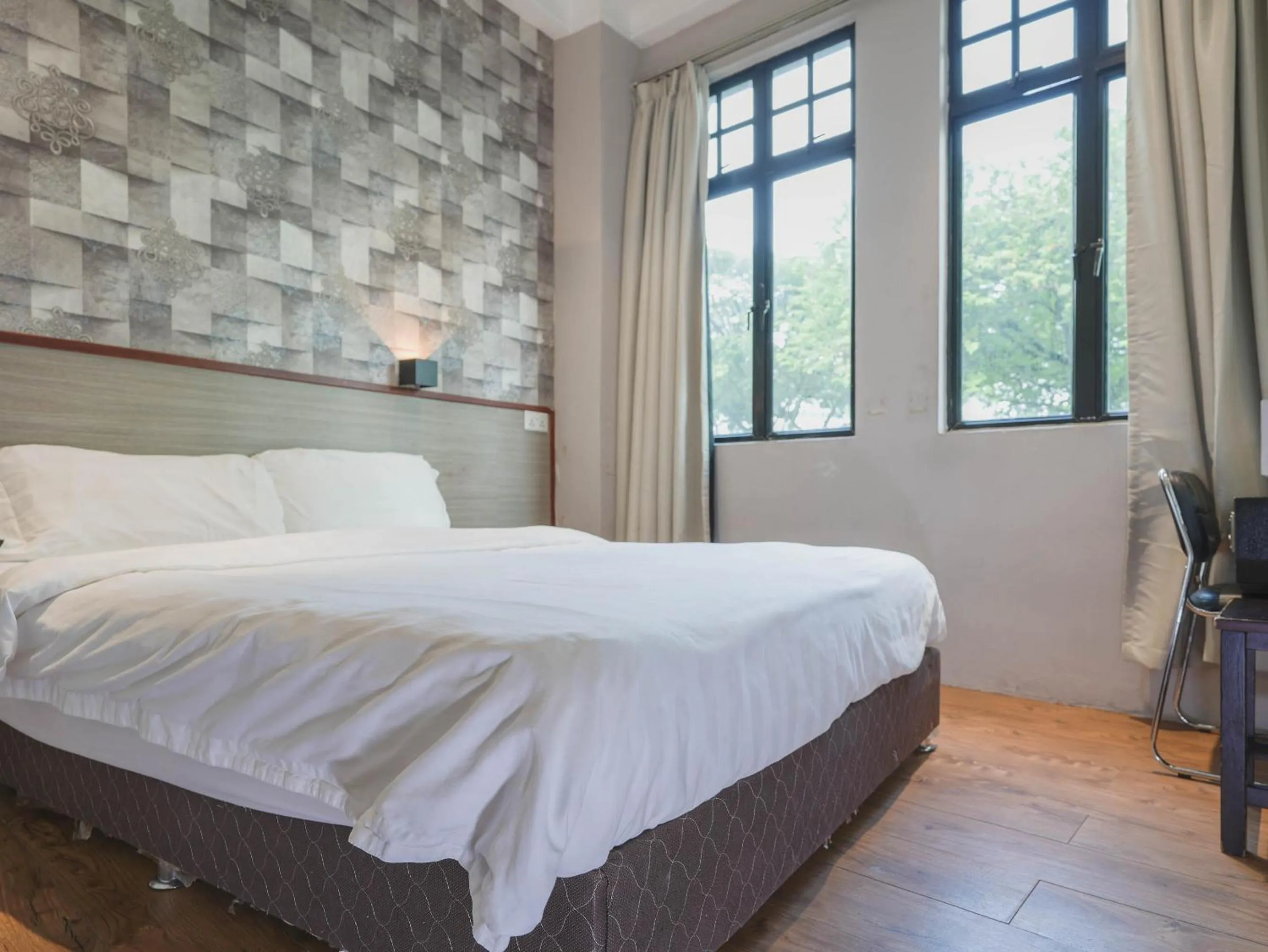 Deluxe Double With Window in The Noble Hotel