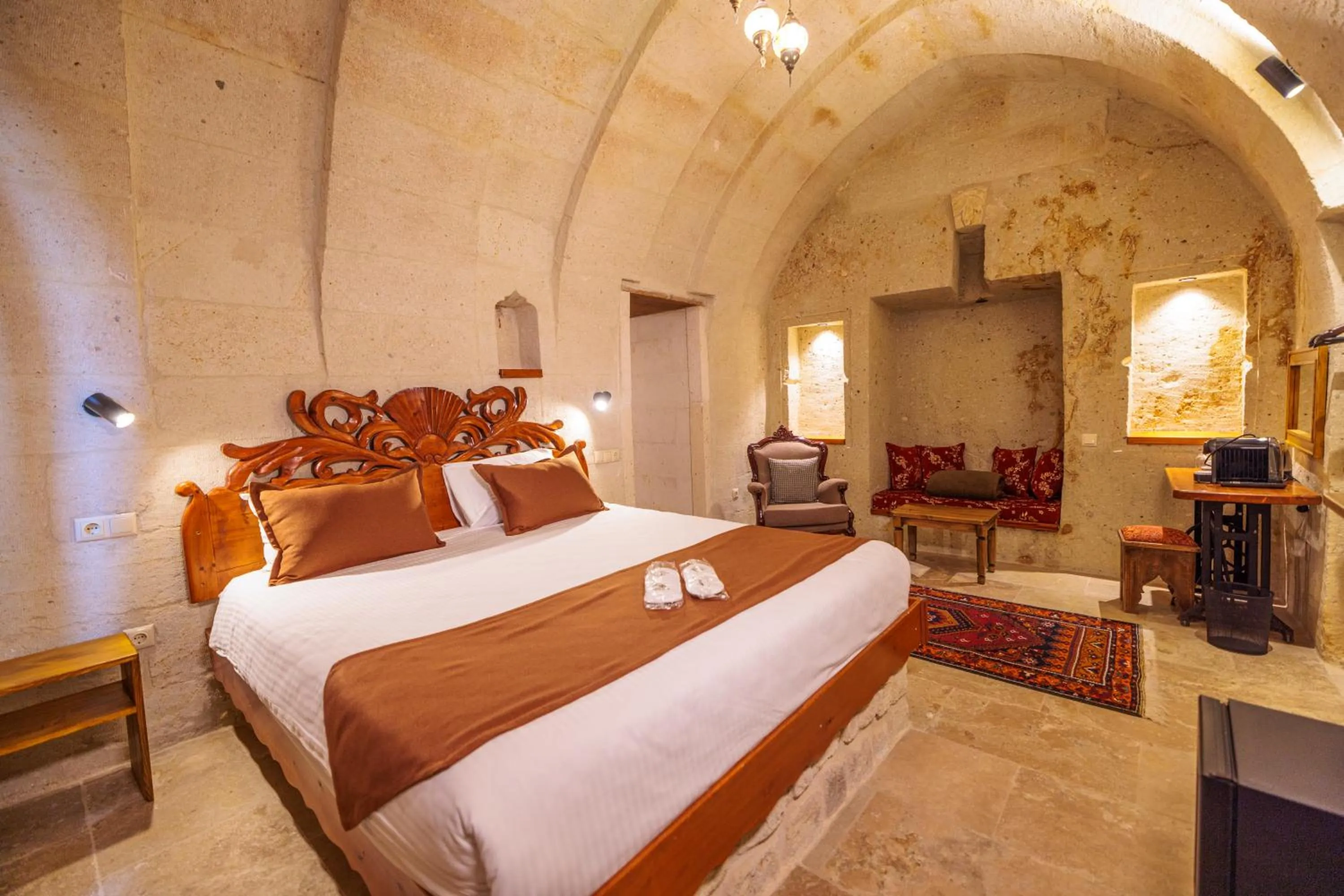 Queen Room with Spa Bath in Canyon Cave Hotel