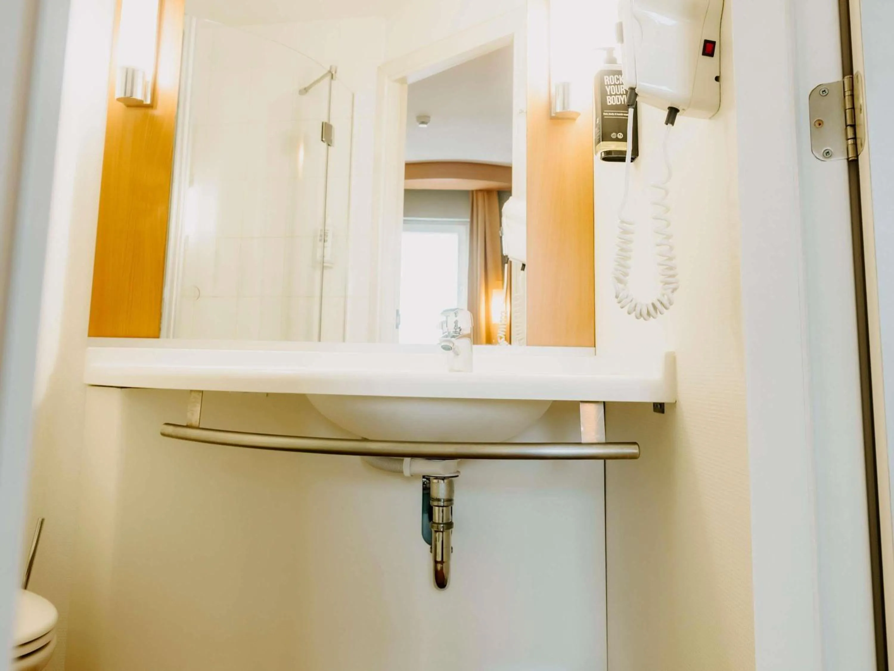 Standard Twin Room in Ibis Sofia Airport Hotel