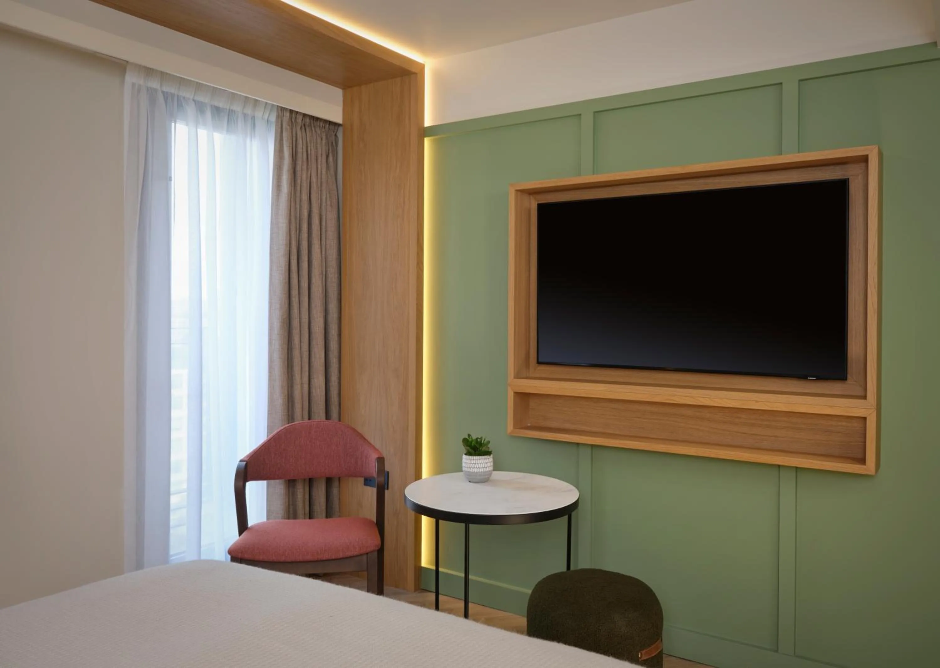 Deluxe Queen Room with Double Bed and City View in The Reach at Piccadilly, Manchester, a Tribute Portfolio Hotel