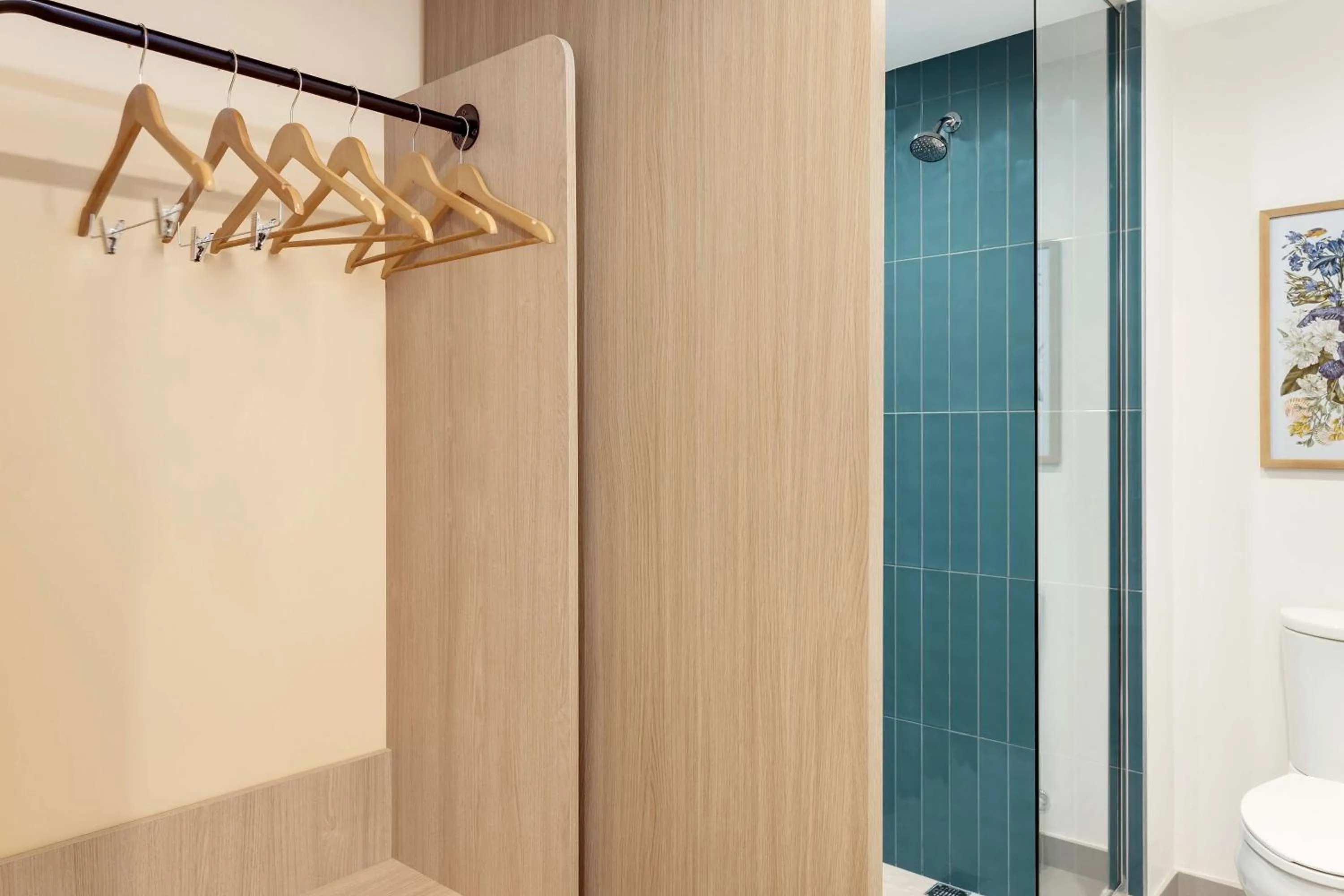 King Room with Roll-In Shower - Mobility Accessible in Hampton By Hilton Guanacaste Airport