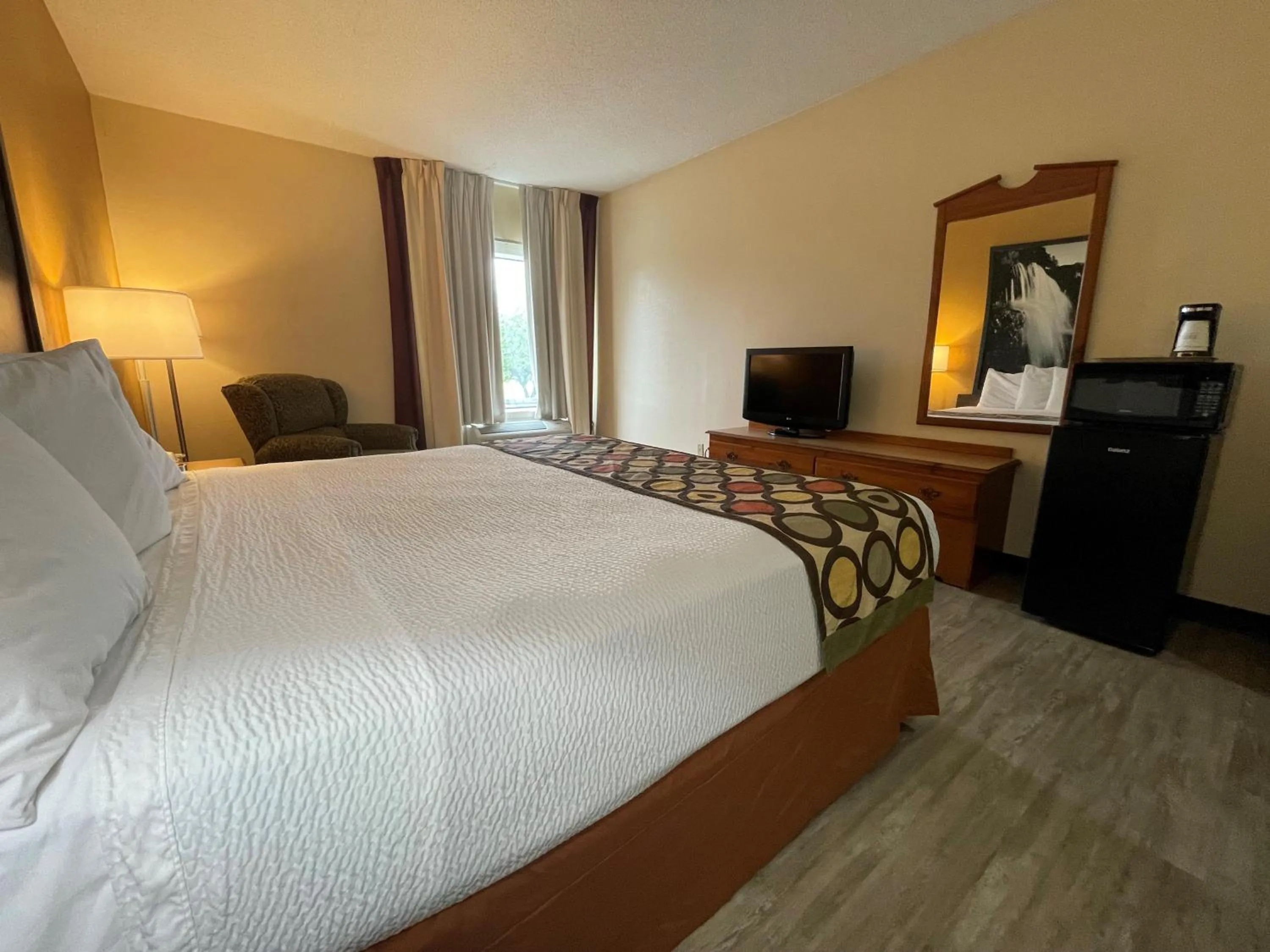 King Room - Smoking  in Super 8 by Wyndham Pevely