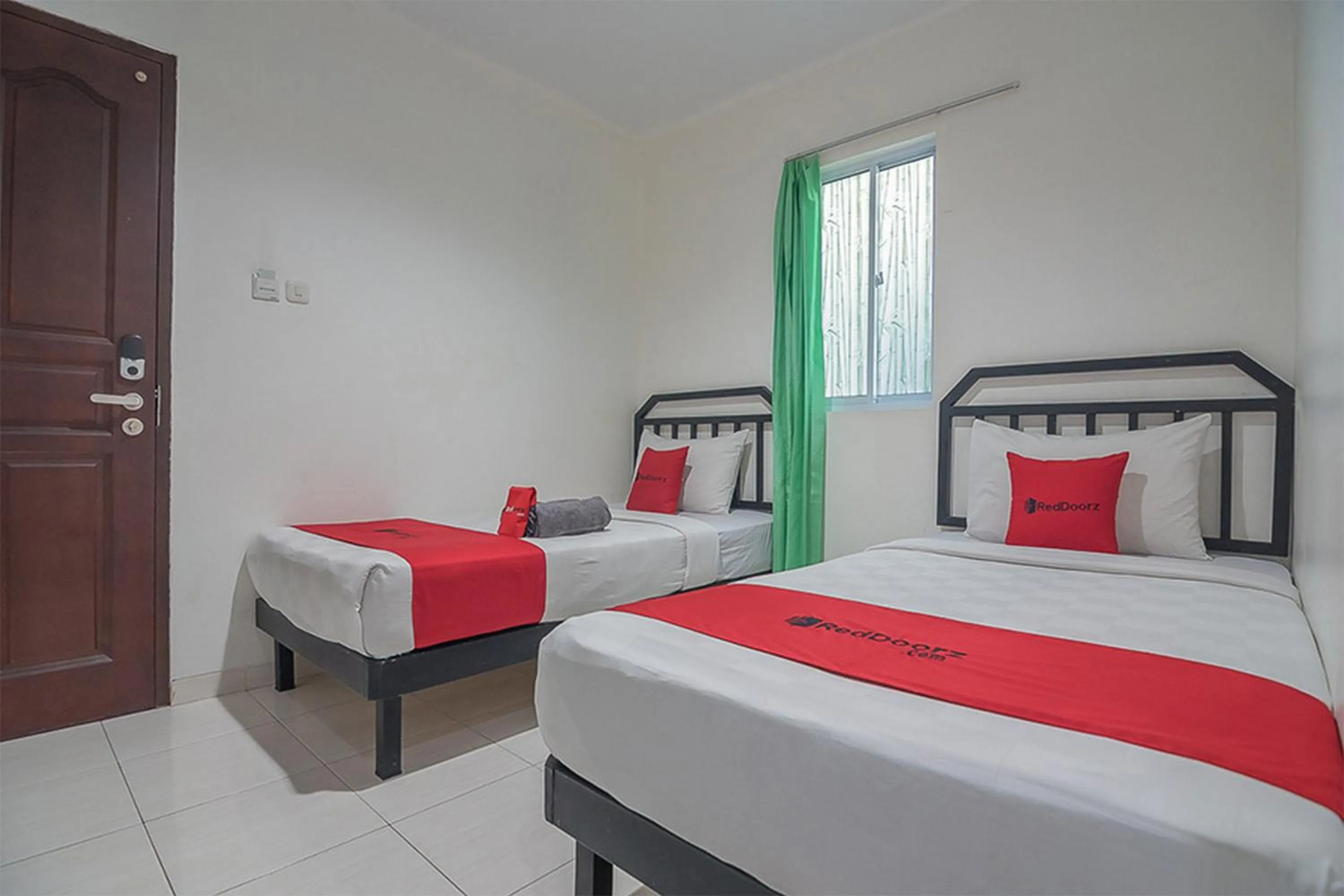Twin Room in RedDoorz near Nagoya Citywalk Batam 2