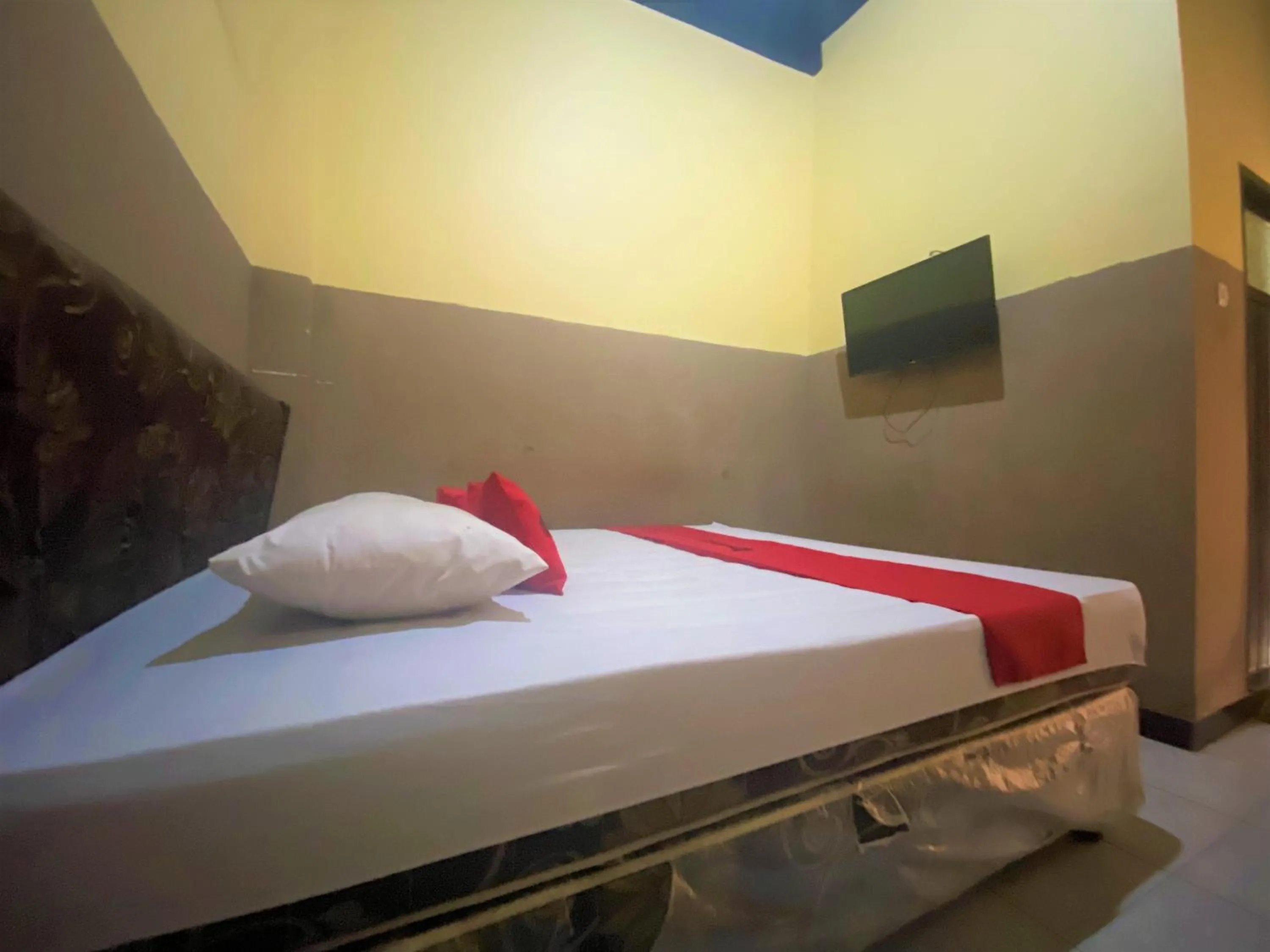 Standard Double Room in RedDoorz @ Wisma Sentosa Palopo