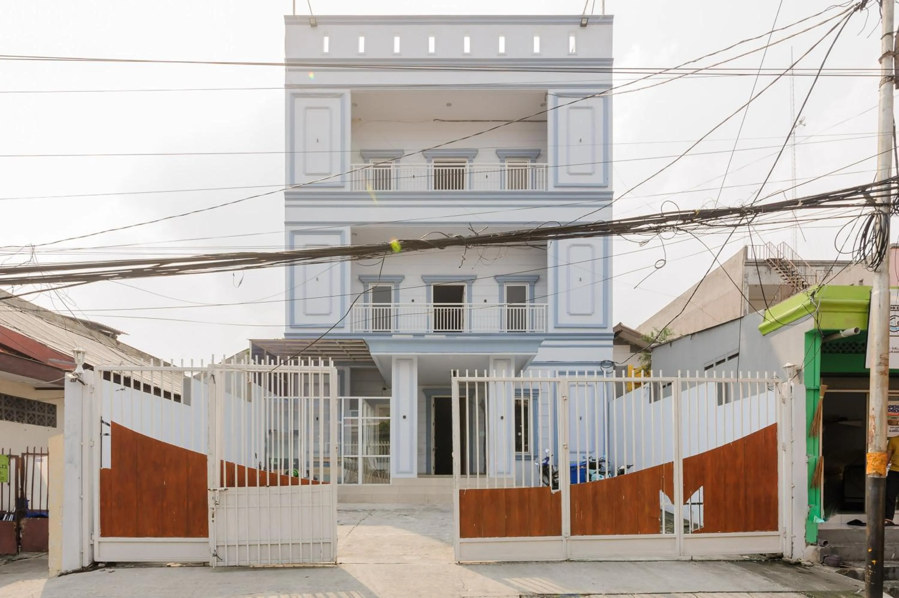 RedDoorz near Stasiun Palmerah