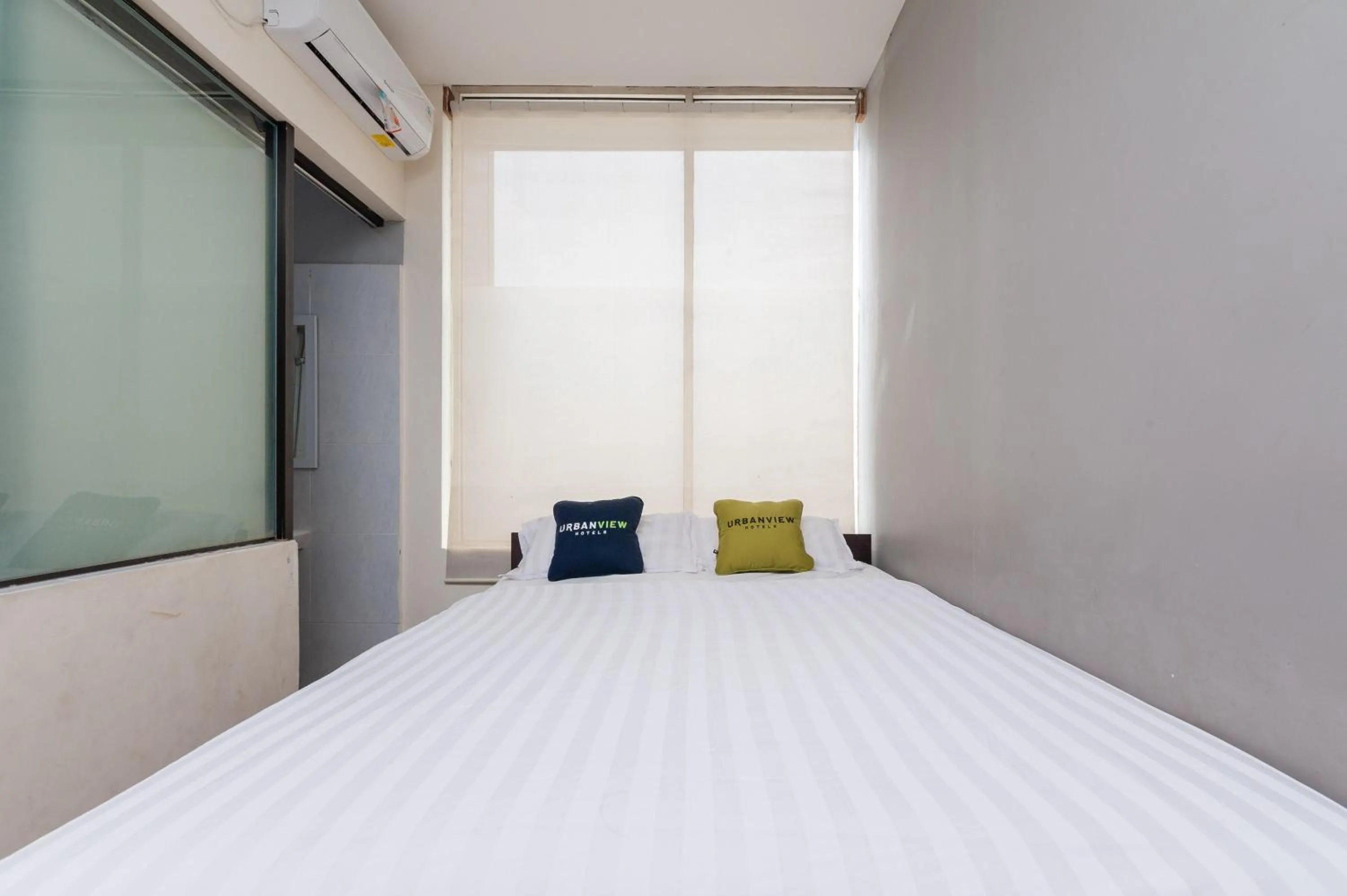 Deluxe Double Room in Urbanview Hotel Ellegan Residence Alam Sutera Serpong by RedDoorz