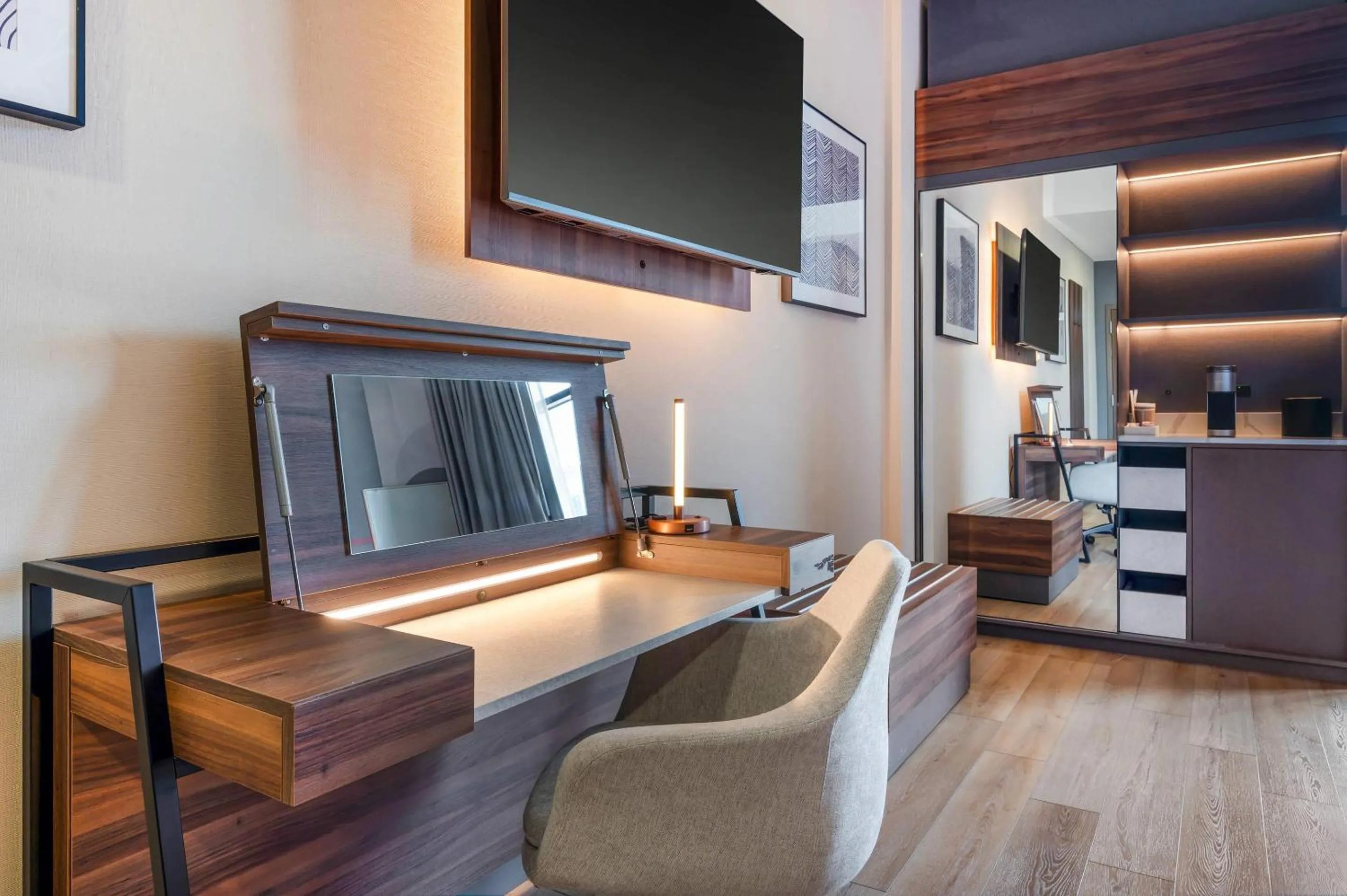 King Room Roll-In Shower - Disability Access in Cambria Hotel Nashville Midtown