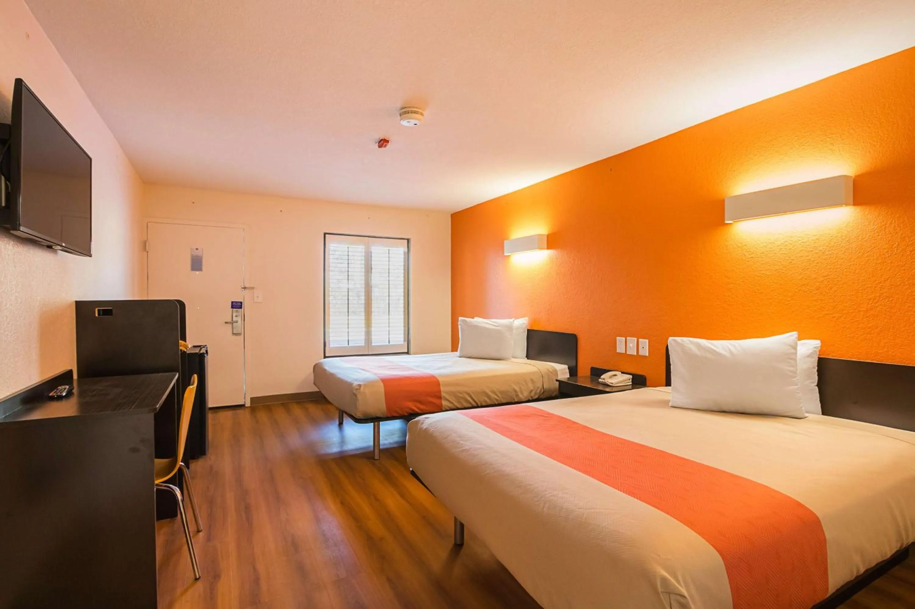 Deluxe Queen Room with Two Queen Beds in Motel 6-Savannah, GA - Midtown