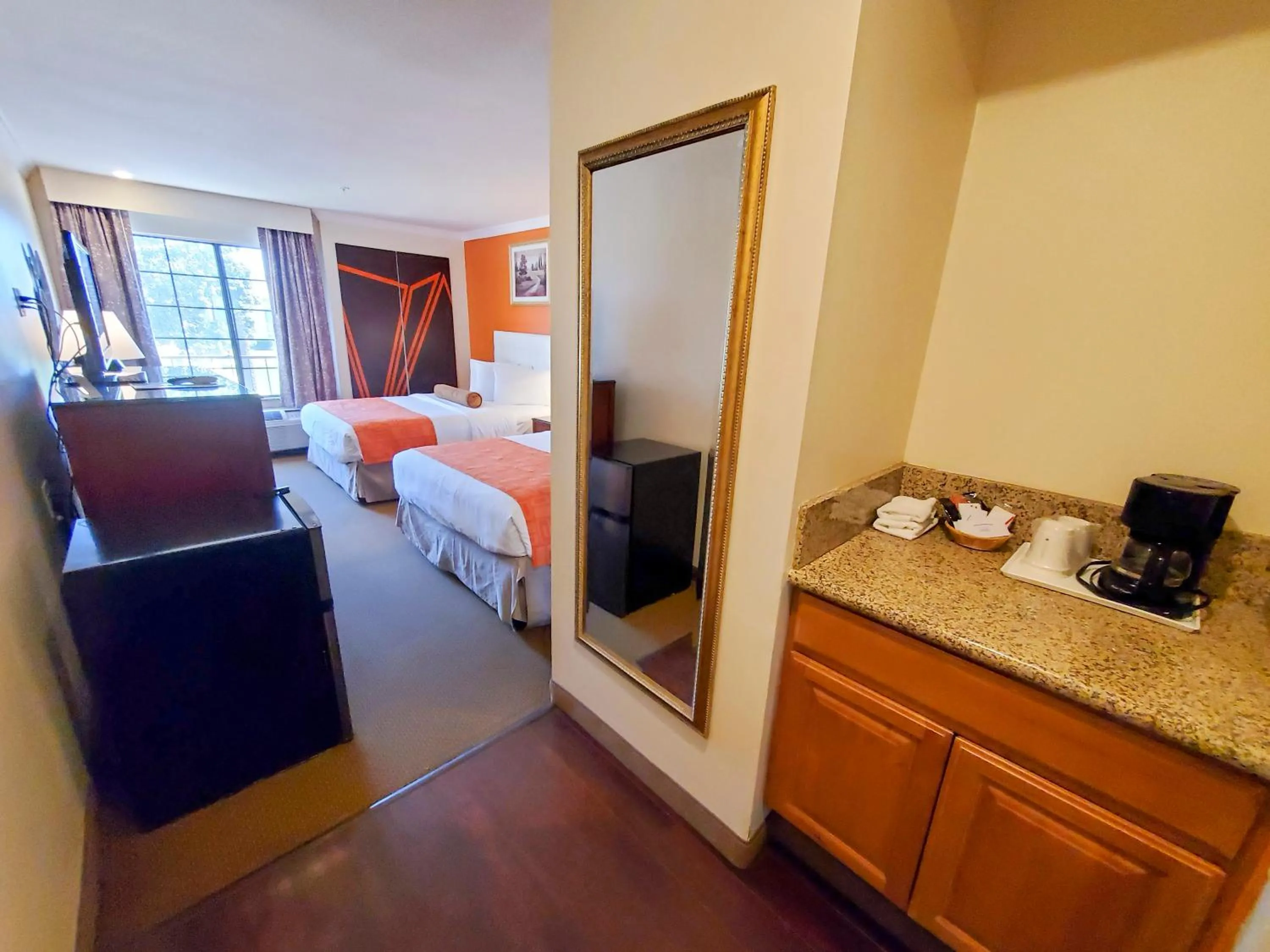 Queen Room with Two Queen Beds - Non-Smoking in Howard Johnson by Wyndham Pasadena