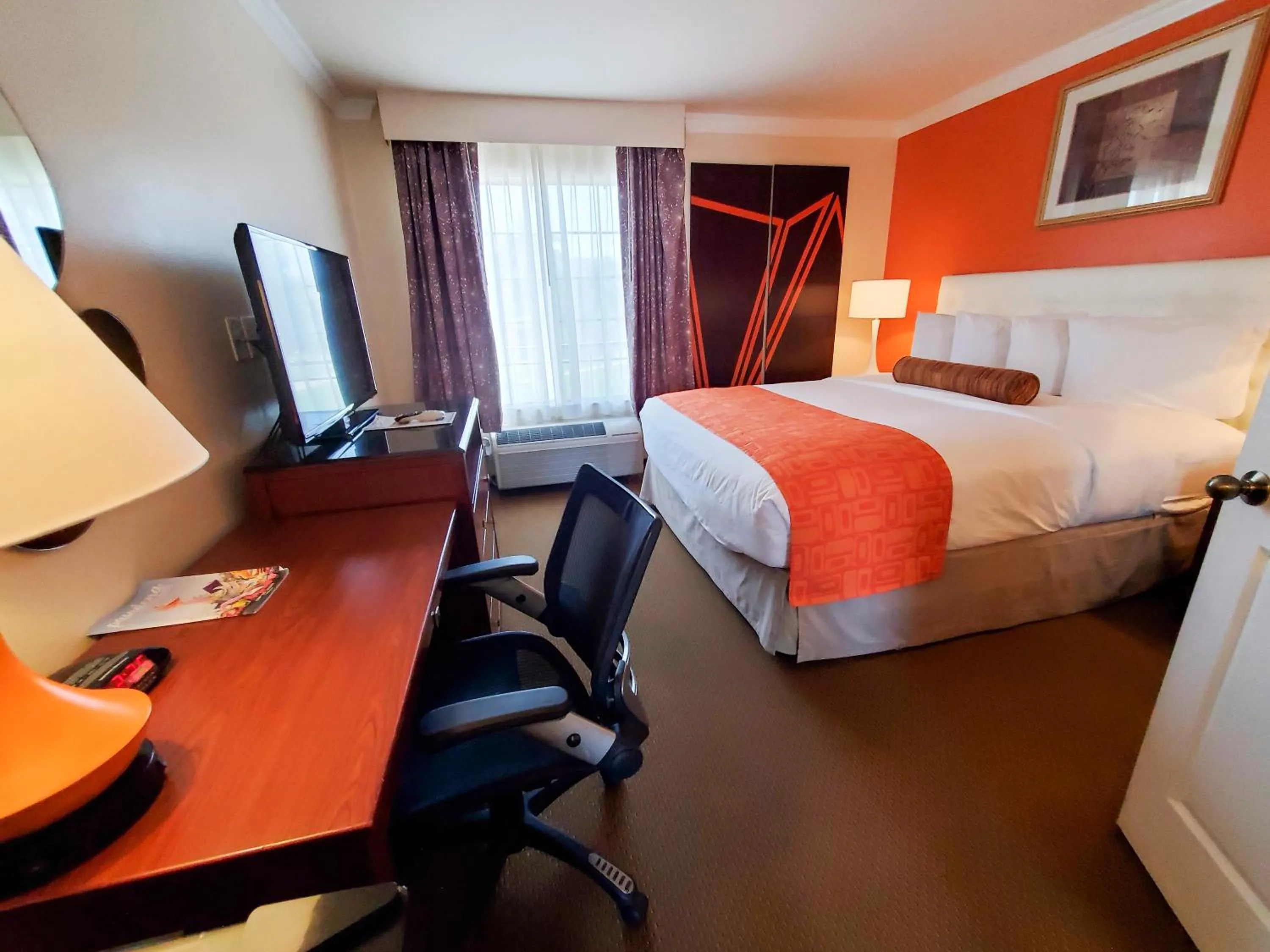 King Suite - Non-Smoking in Howard Johnson by Wyndham Pasadena