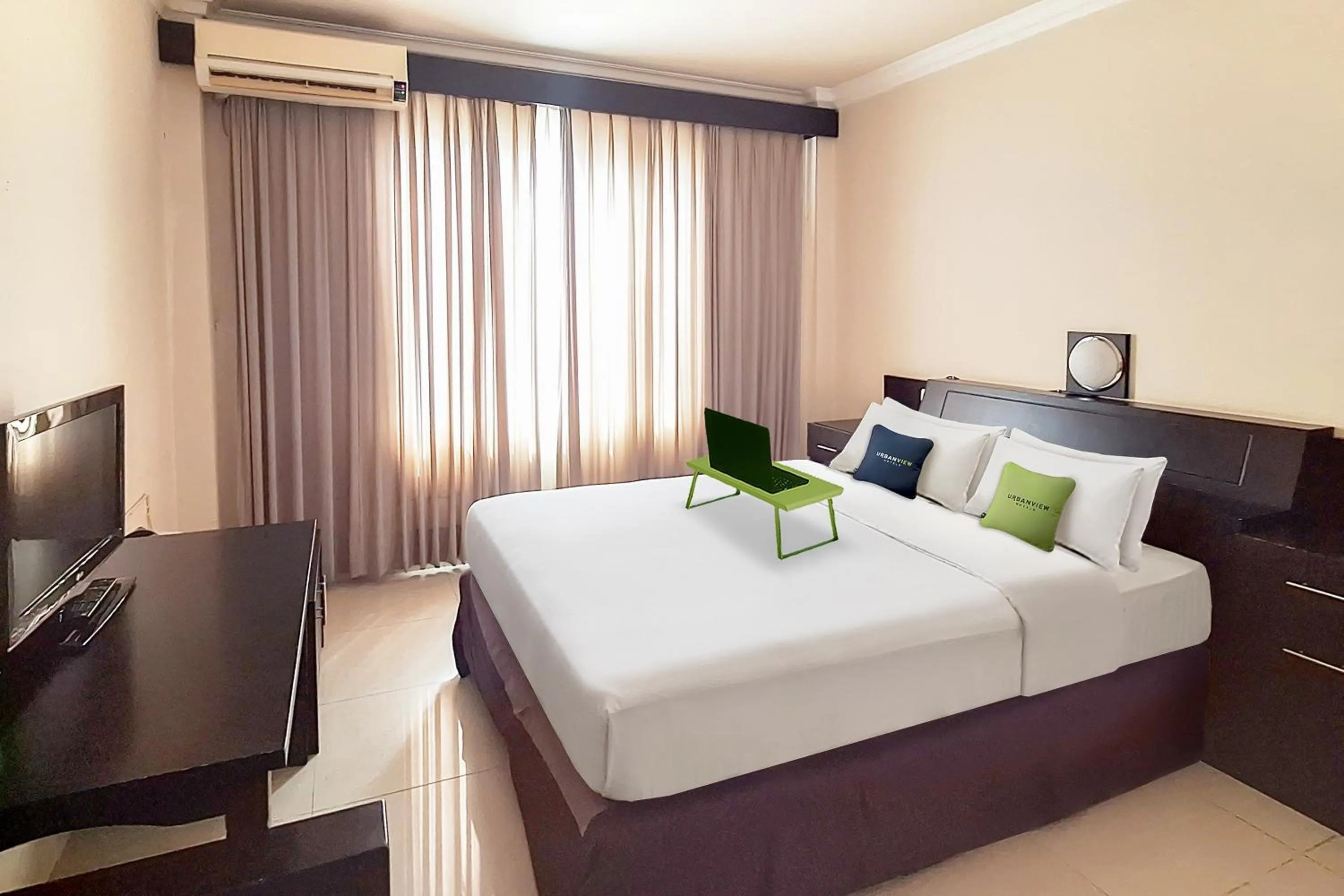 Superior Double Room in Urbanview Hotel Surya Kahayan Palangkaraya by RedDoorz