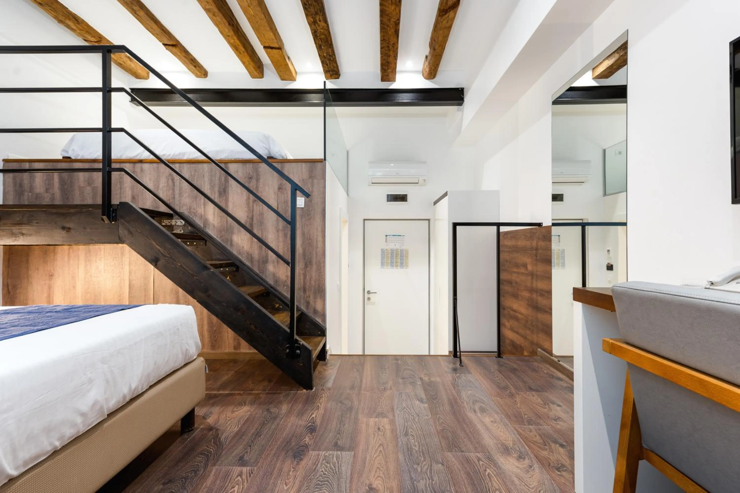 Deluxe Quadruple Room in Azur Palace Luxury Rooms