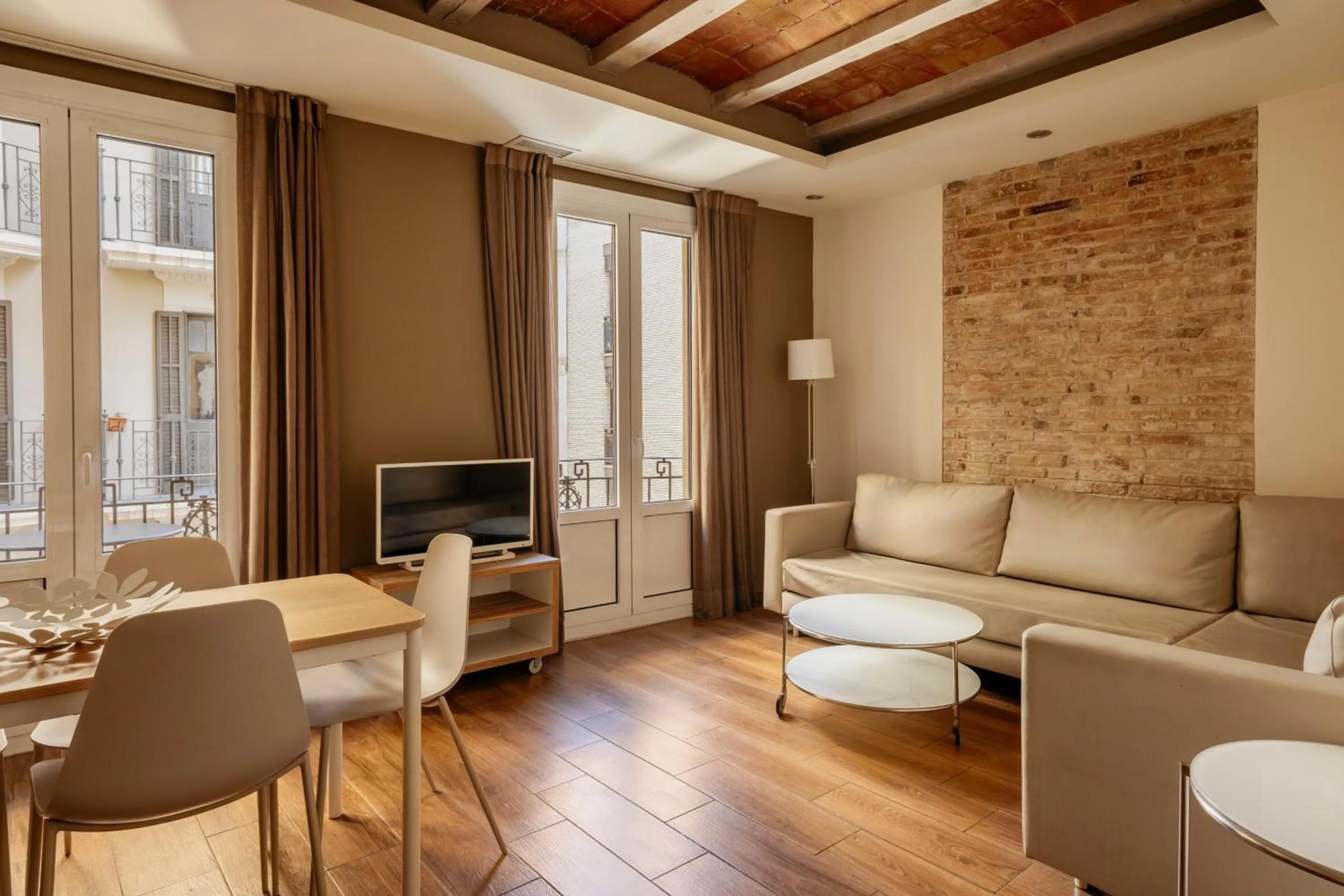 Deluxe Two-Bedroom Apartment in Barcelona Apartment Milà