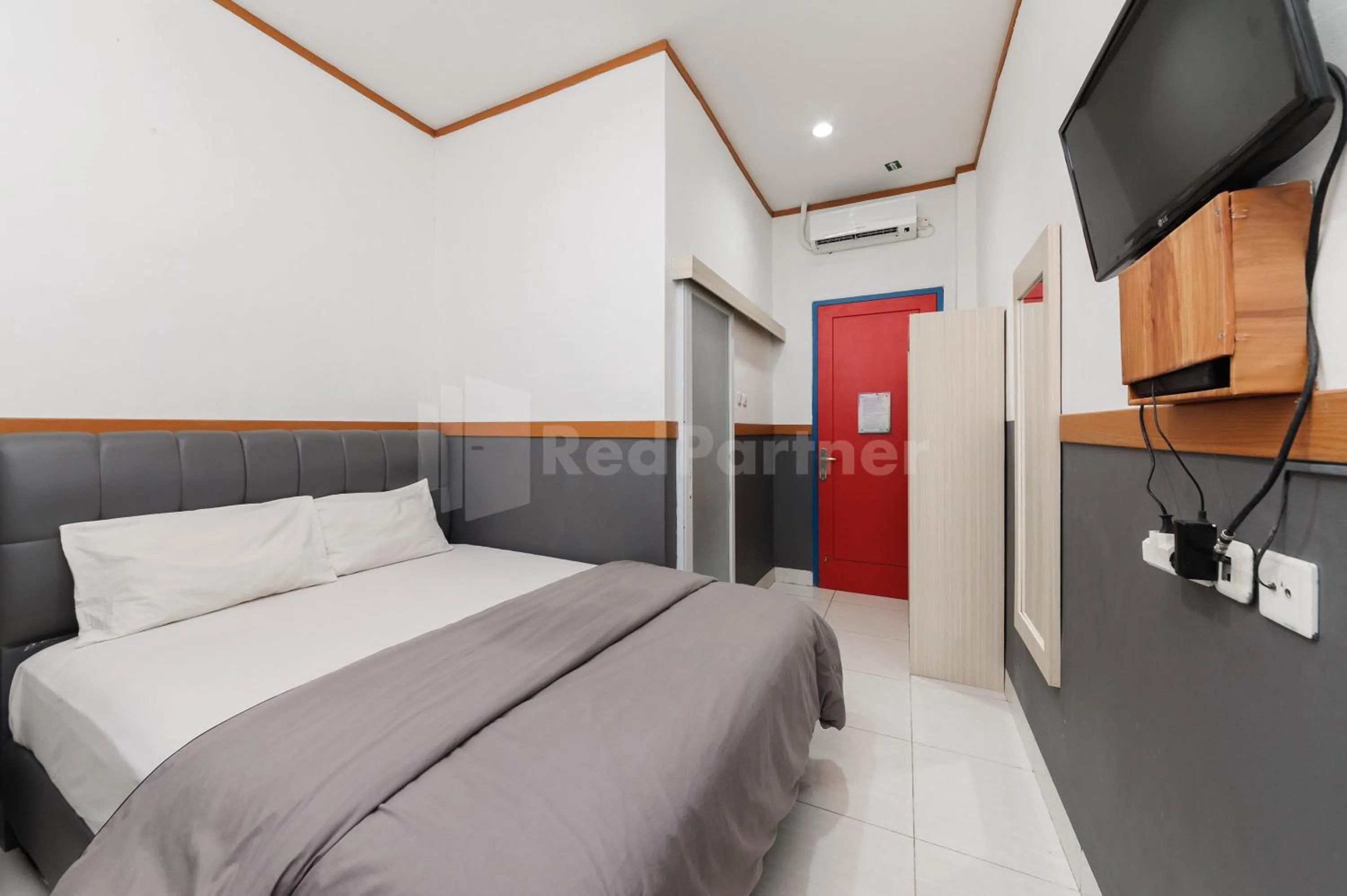 Standard Double Room in Ian Hotel Jaksa Mitra RedDoorz
