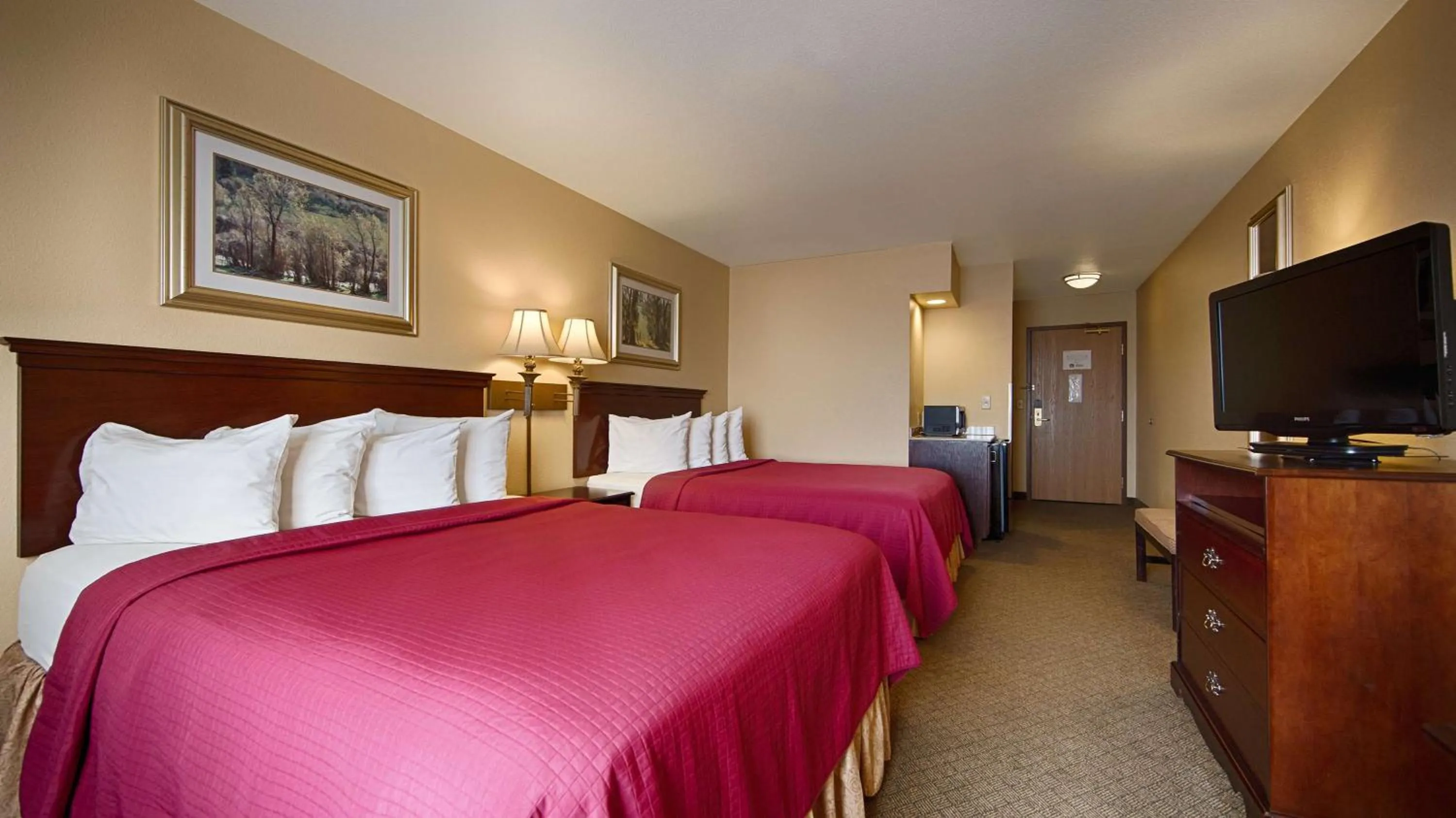Queen Room with Two Queen Beds - Non-Smoking in Best Western Penn-Ohio Inn & Suites