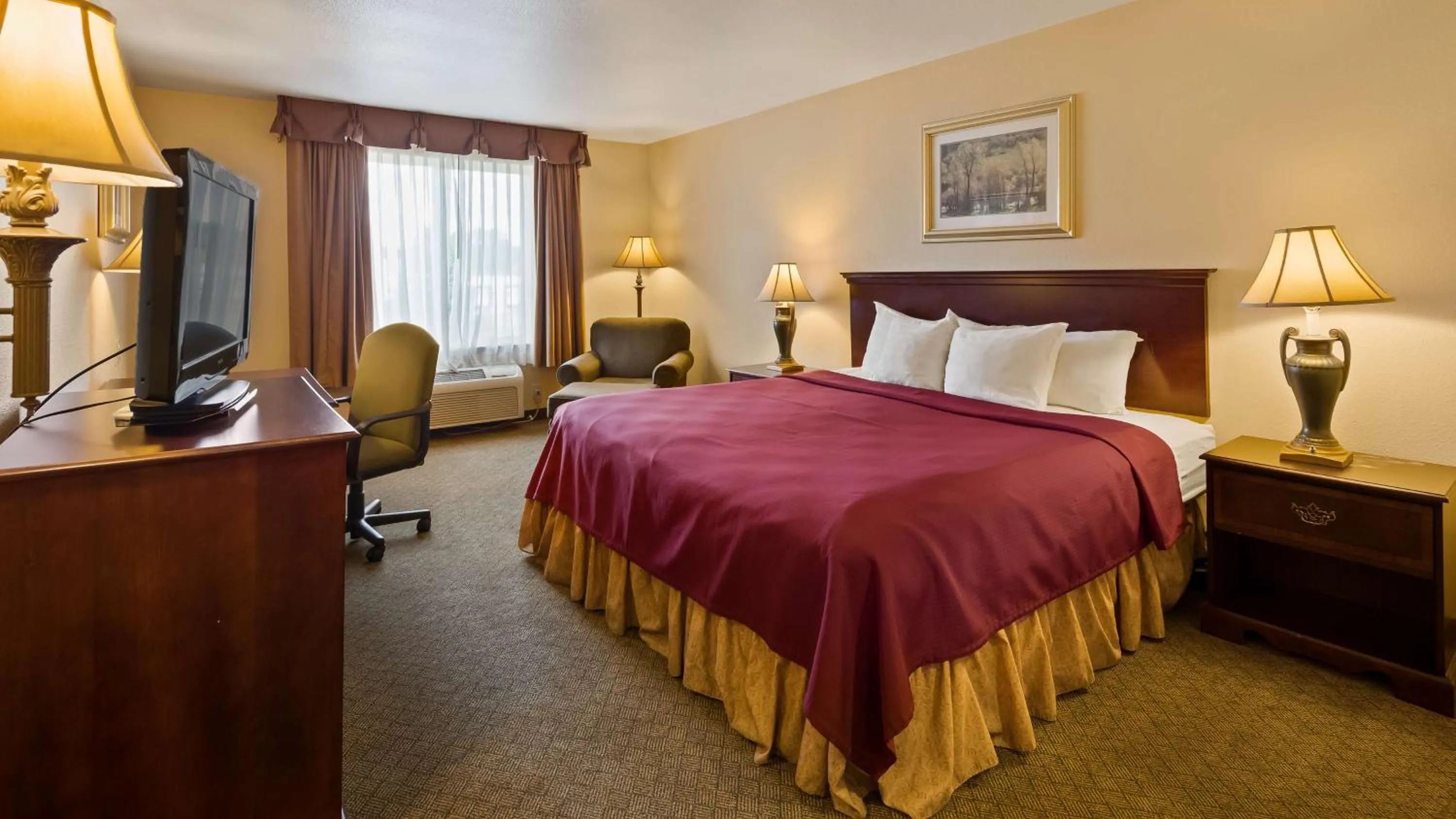 King Room with Roll-In Shower - Disability Access in Best Western Penn-Ohio Inn & Suites
