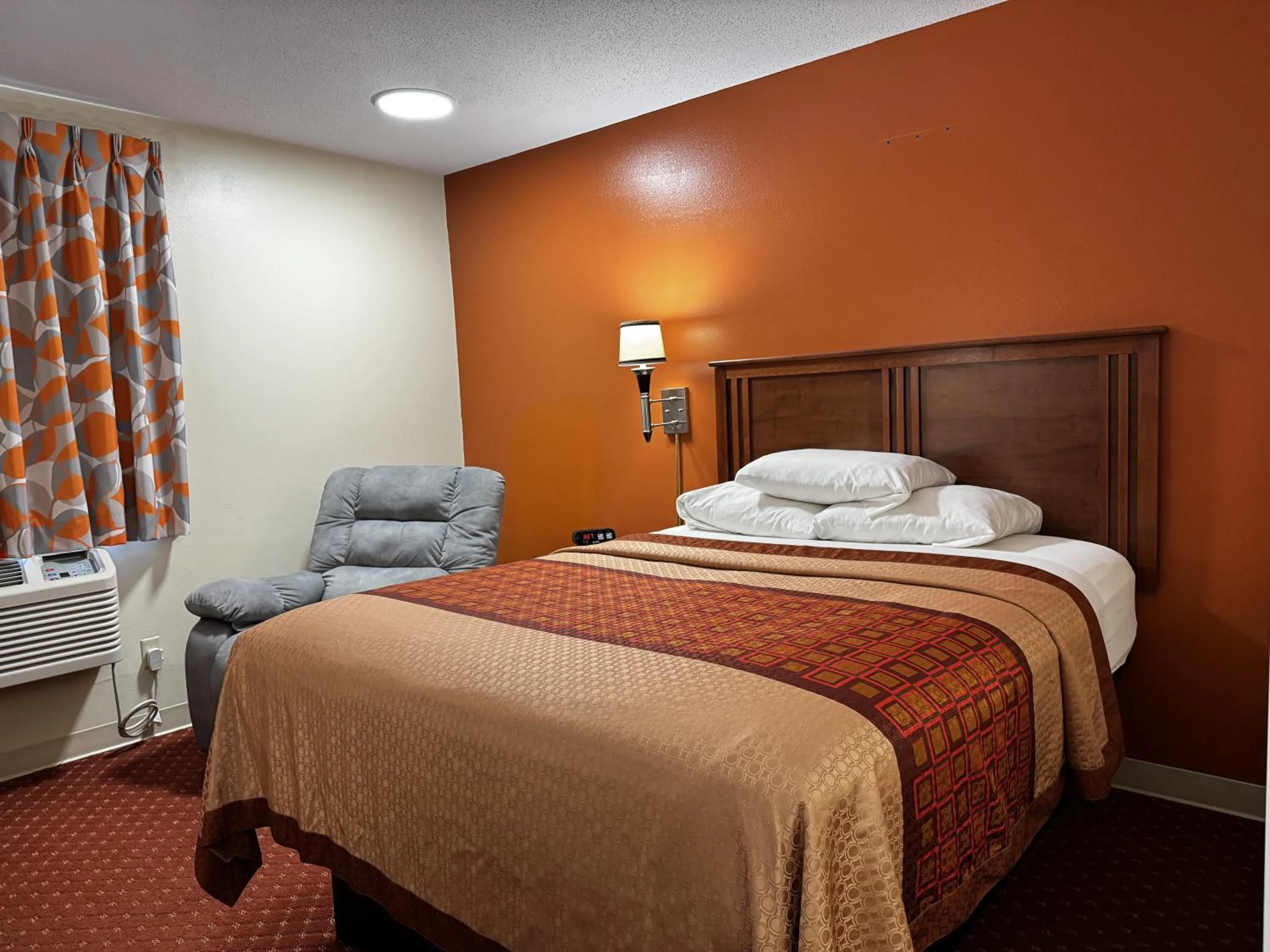 Room with One Queen Bed in Sibley Inn