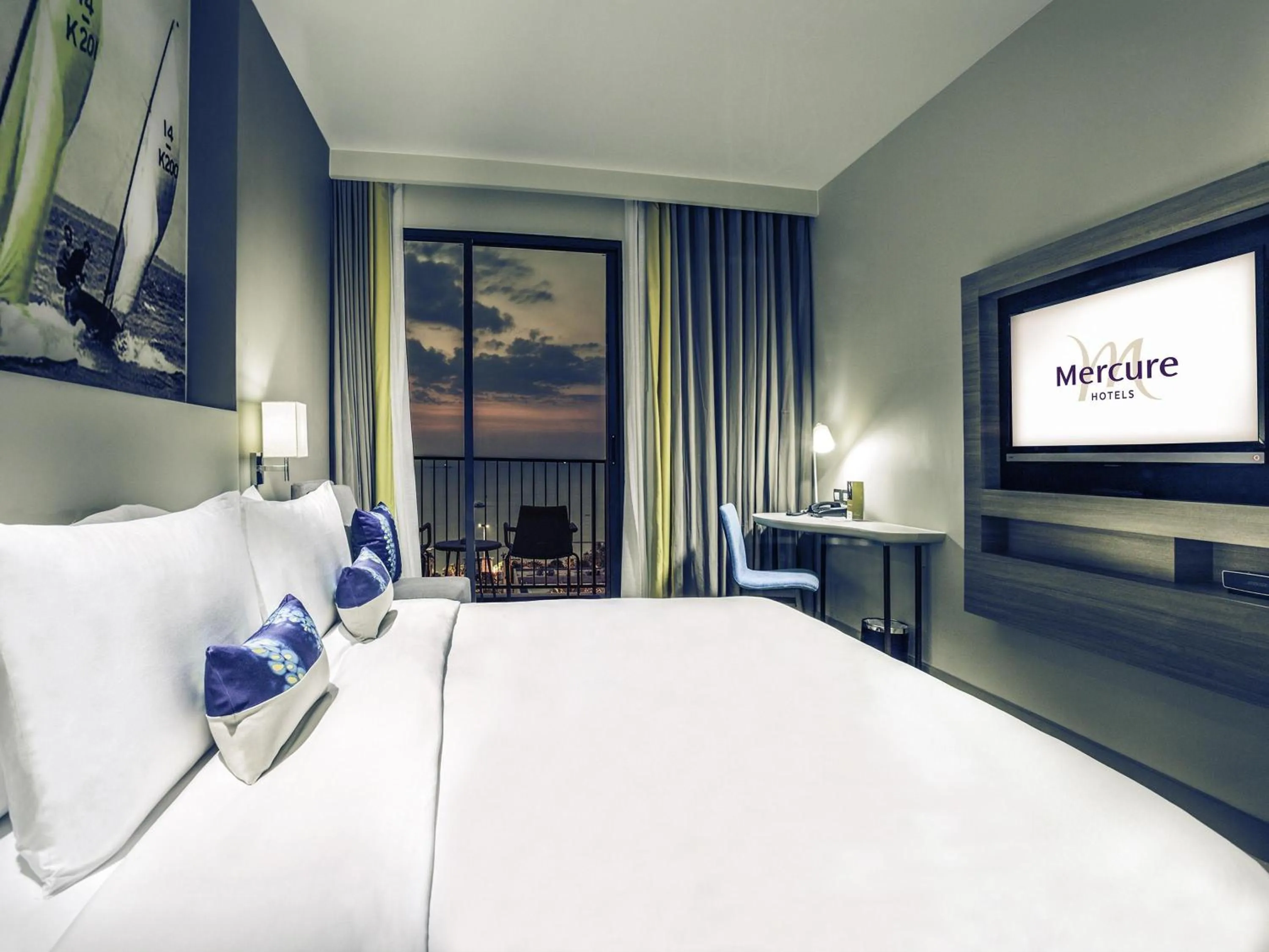 Deluxe King Room with Ocean View in Mercure Pattaya Ocean Resort