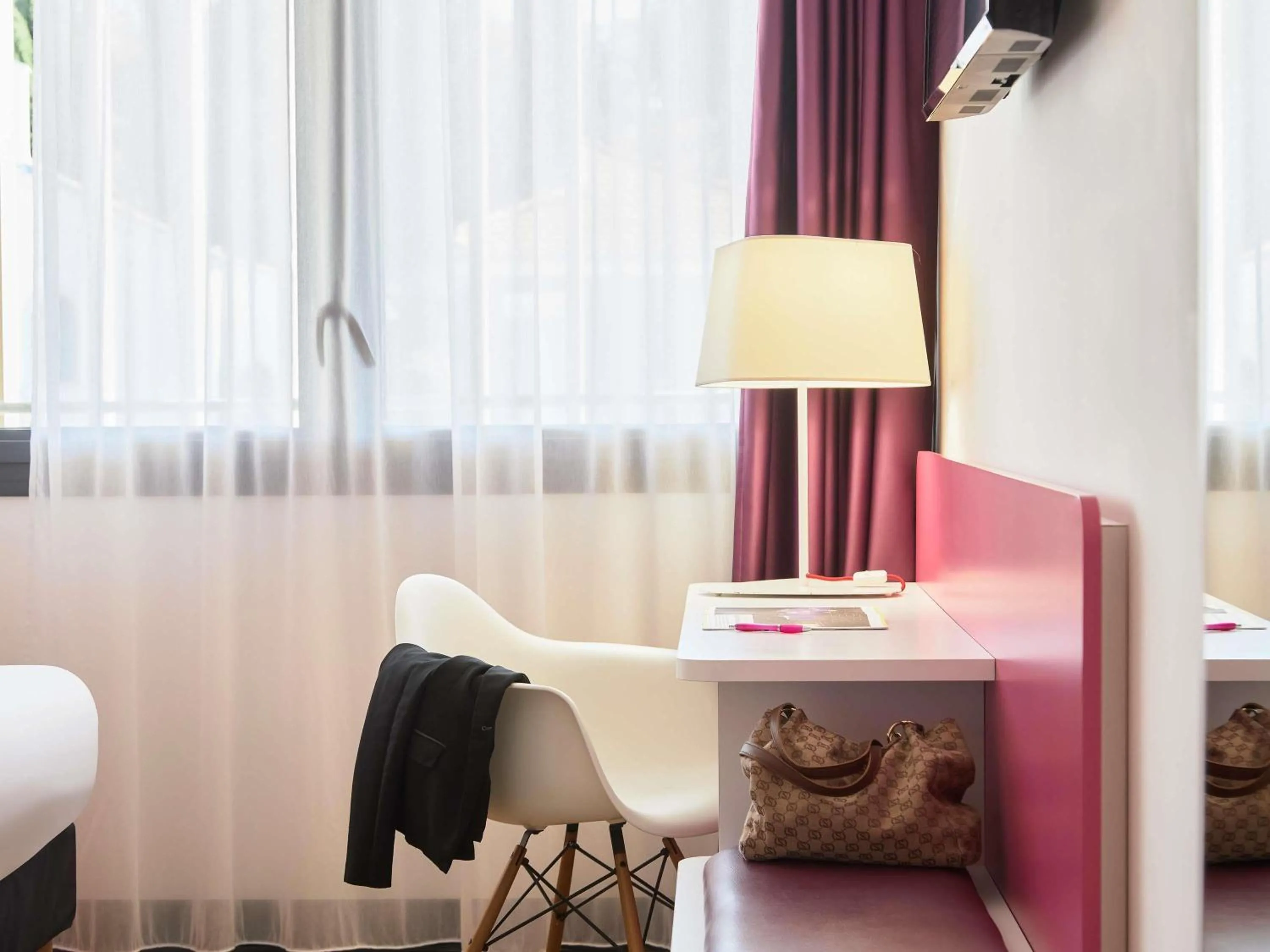 Standard Twin Room in ibis Styles Montelimar Centre