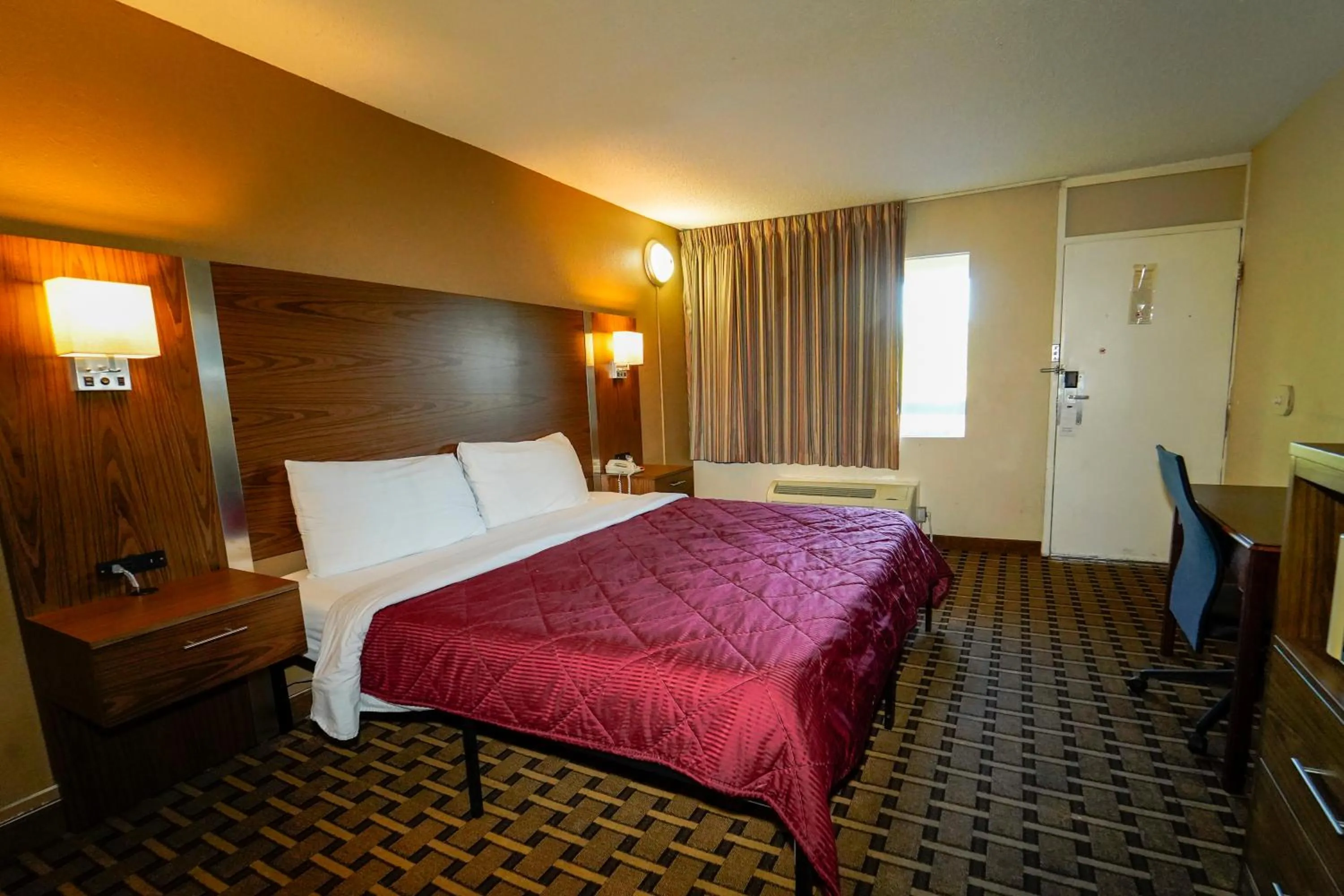 King Room - single occupancy in Red Carpet Inn Kinston