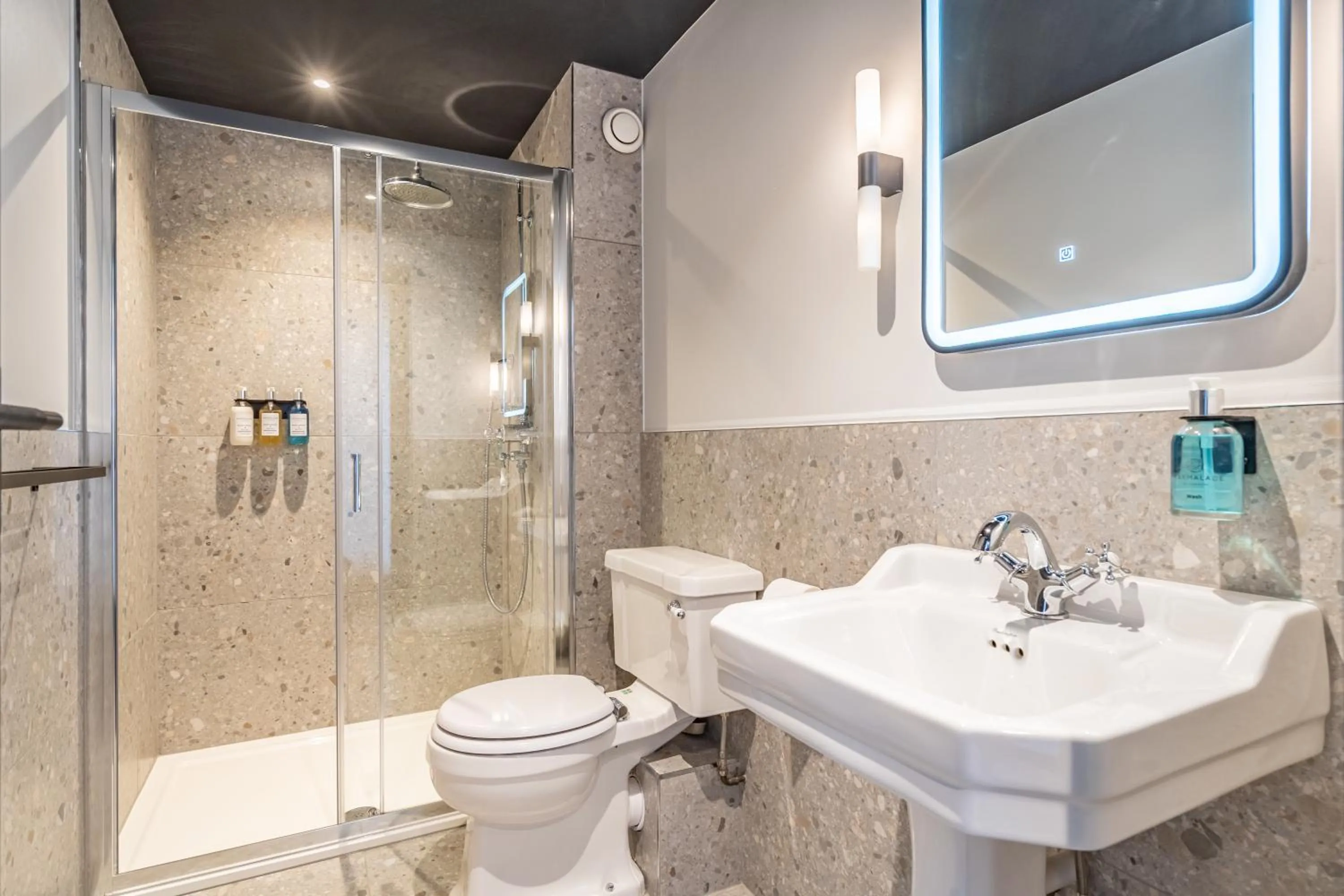 Deluxe Double Room in Crescent Place by Mansley