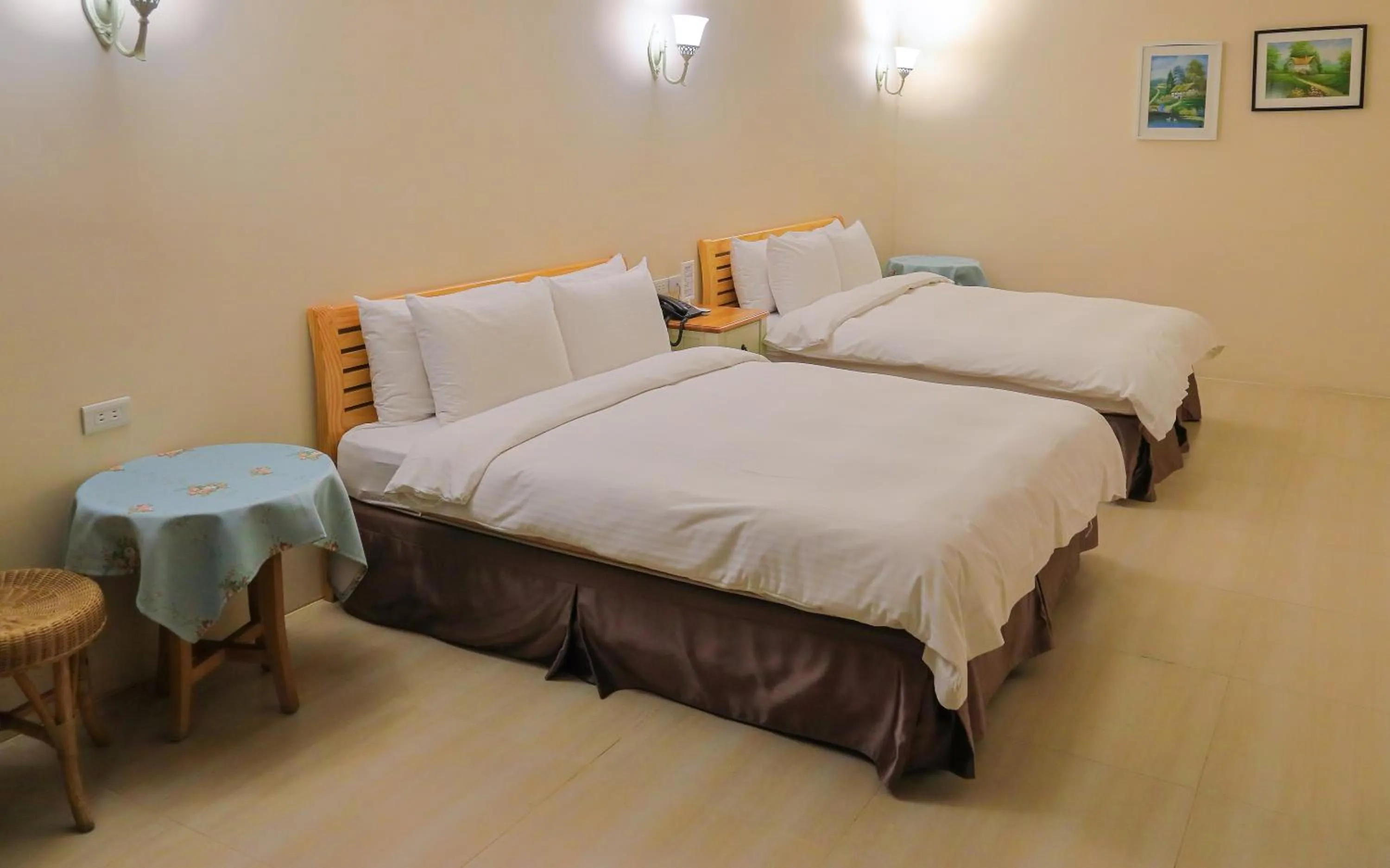 Standard Quadruple Room in Jing Guan Hotel