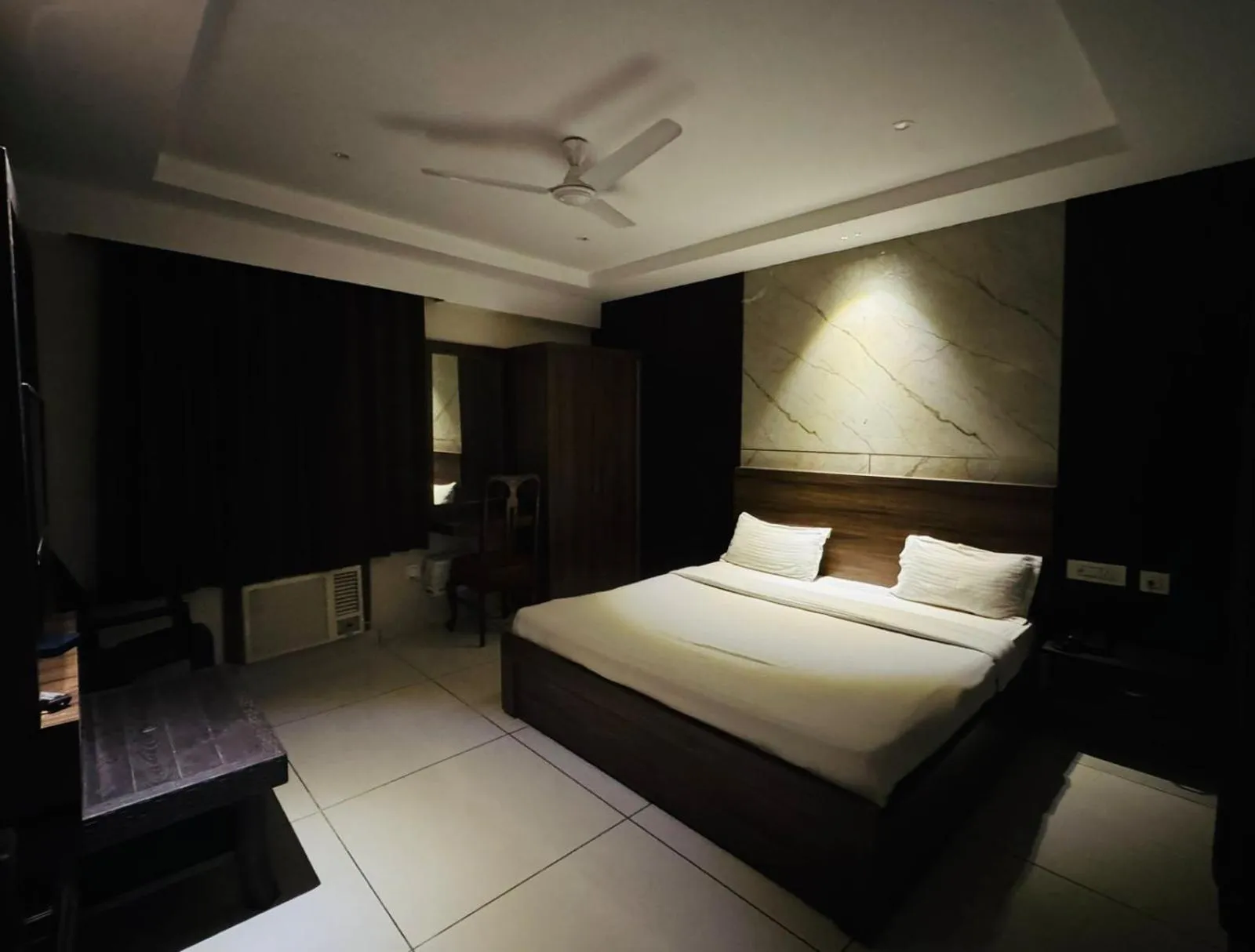 Deluxe King Room in Hotel Pearl inn