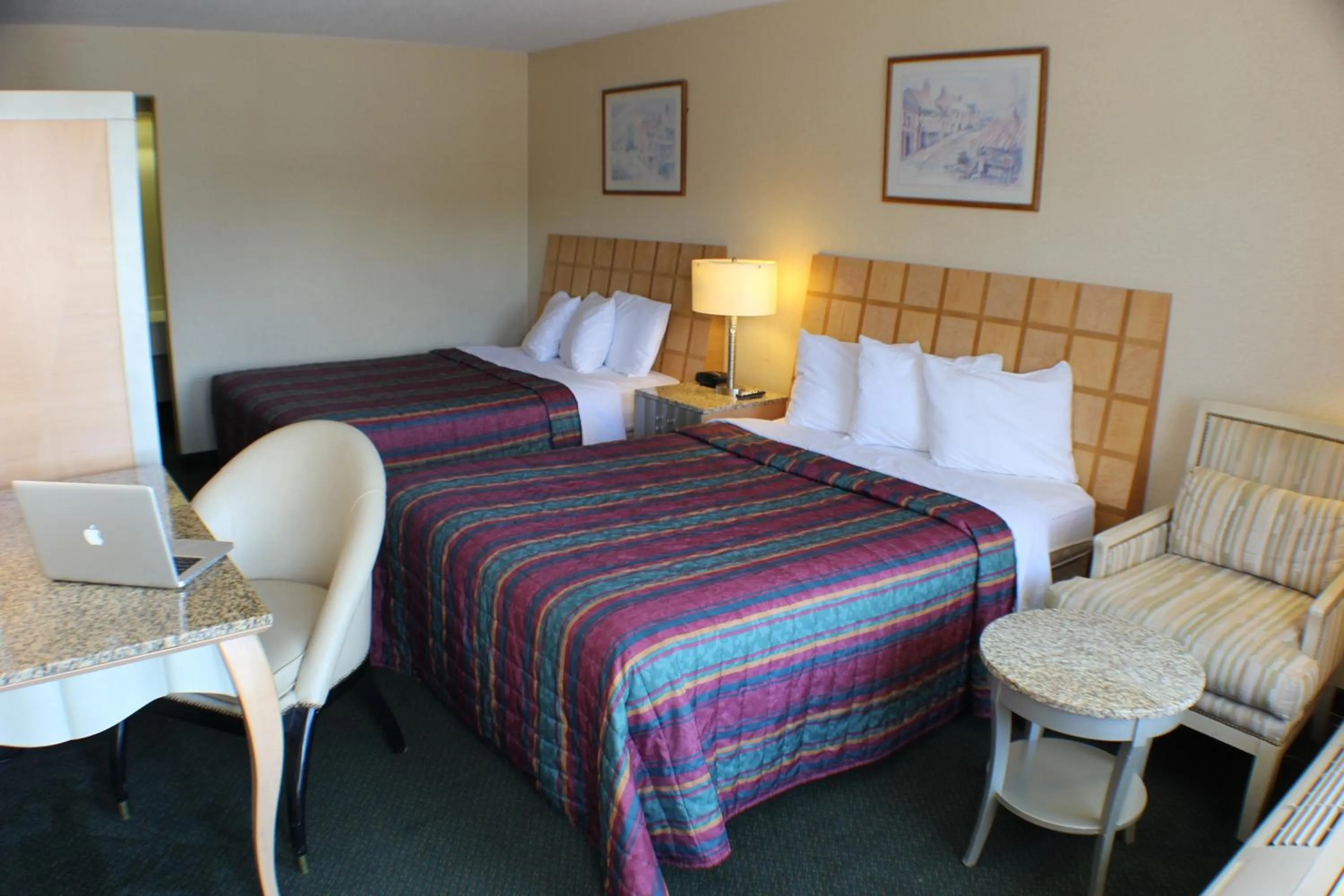 Queen Room with Two Queen Beds - Smoking in Days Inn by Wyndham Greeneville