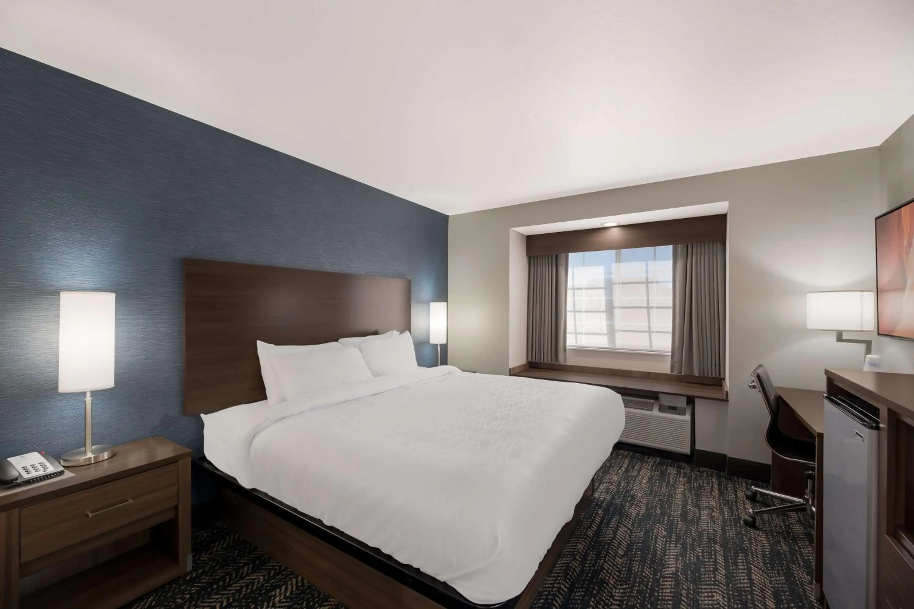 King Room with Roll-In Shower - Mobility Accessible in Best Western Bellemont Shadow Mountain Inn