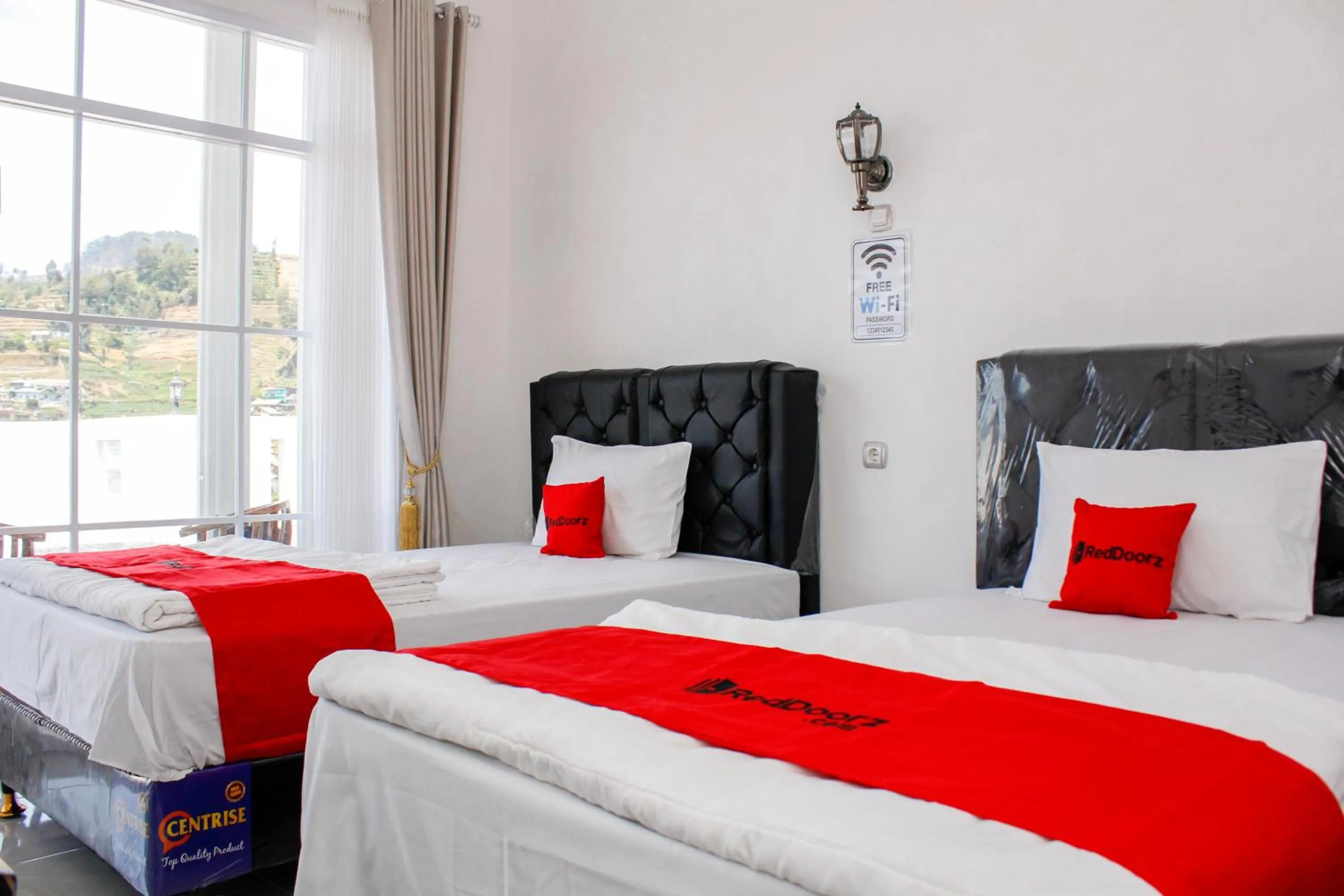 Deluxe Twin Room in RedDoorz Syariah near Kawasan Wisata Gunung Prau Dieng