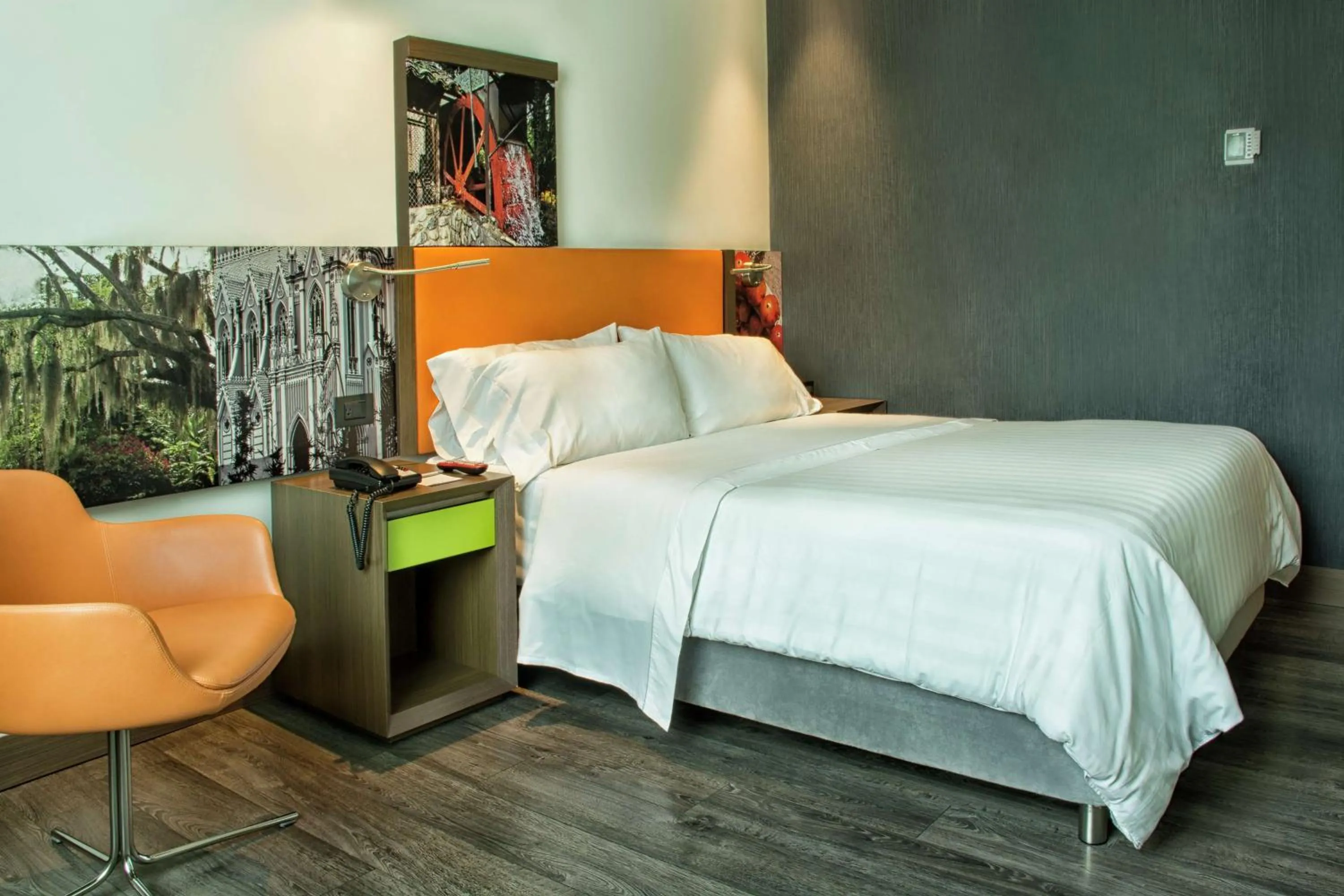 Queen Room in Hampton by Hilton Cali