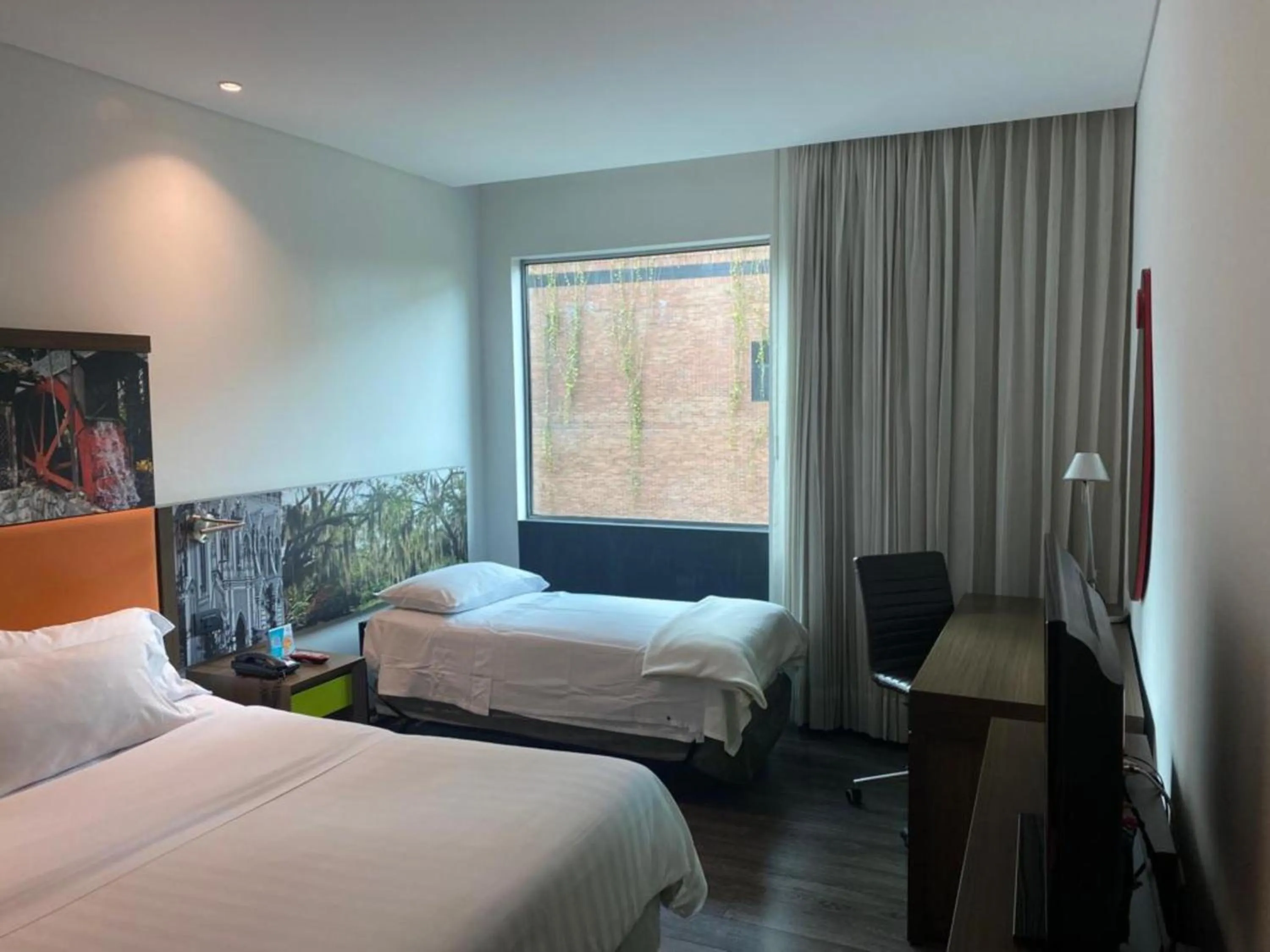 Queen Room with Sofa Bed - Non-Smoking in Hampton by Hilton Cali