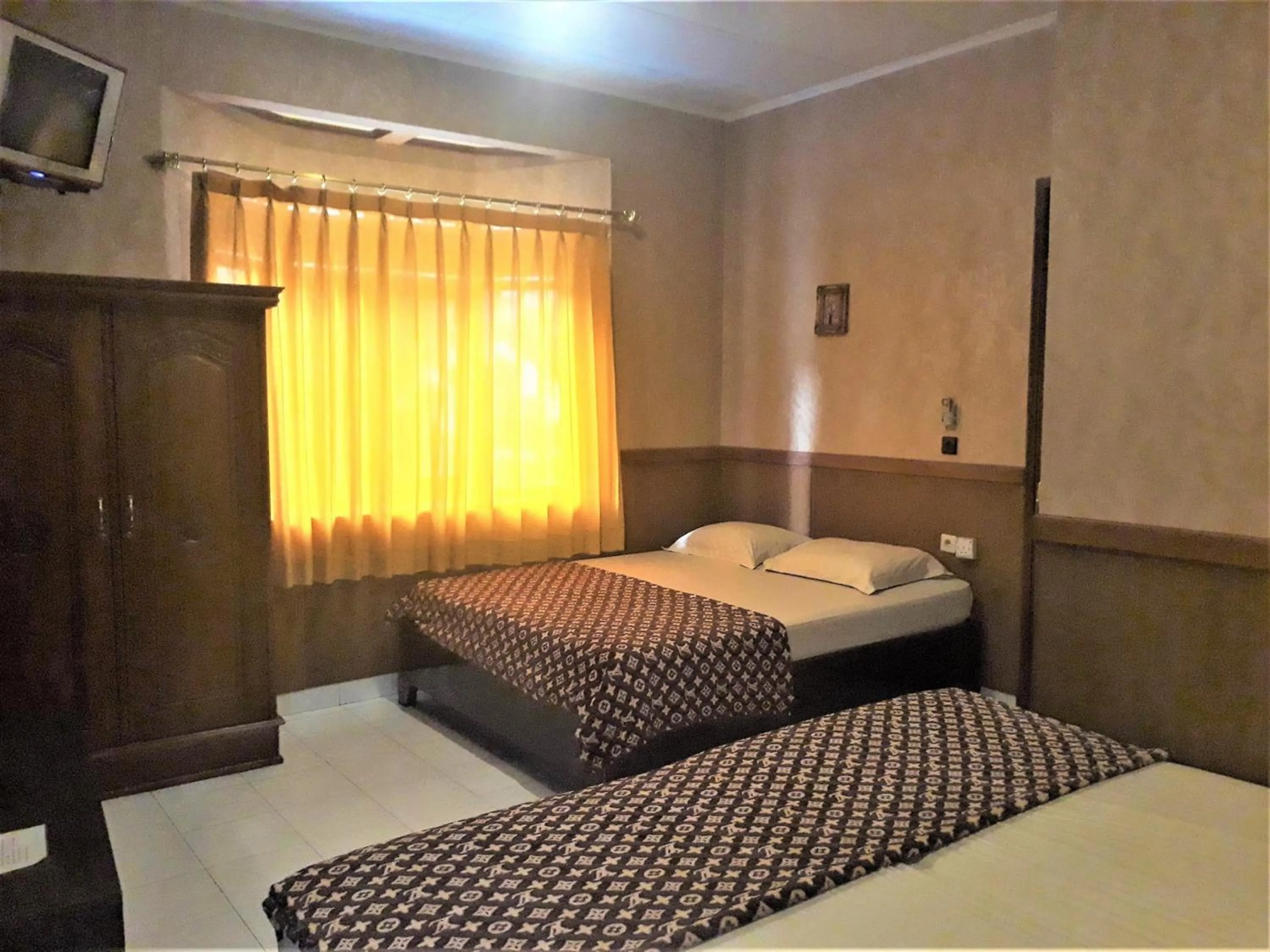Quadruple Room in Orange Home Syariah