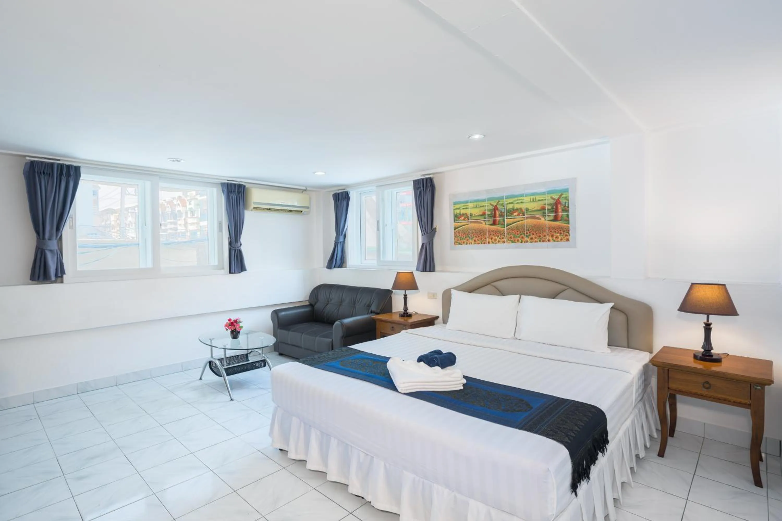 Deluxe King Room in Bevans Place Karon