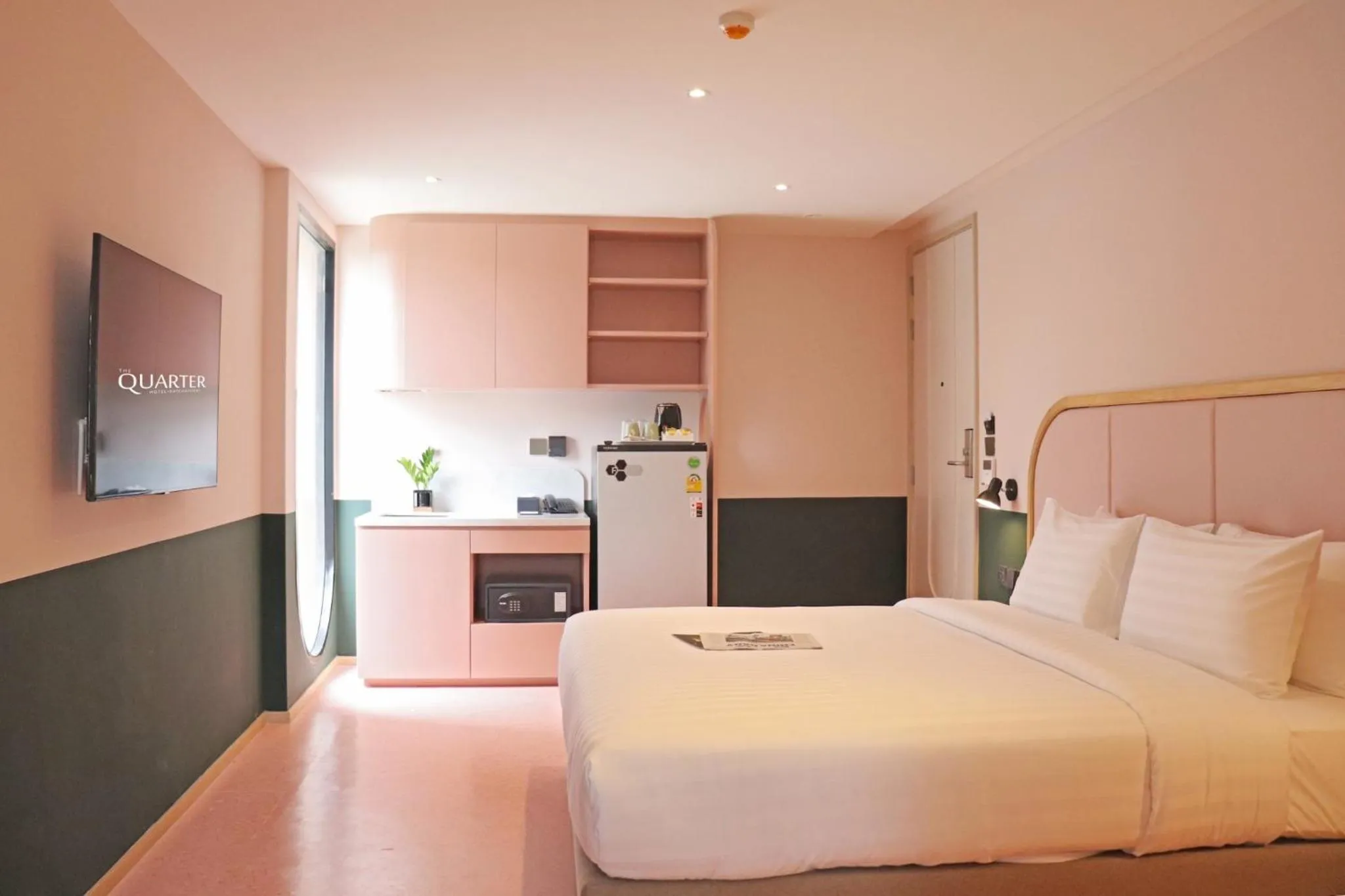 Deluxe Double or Twin Room with Bath Tub in The Quarter Ratchathewi by UHG