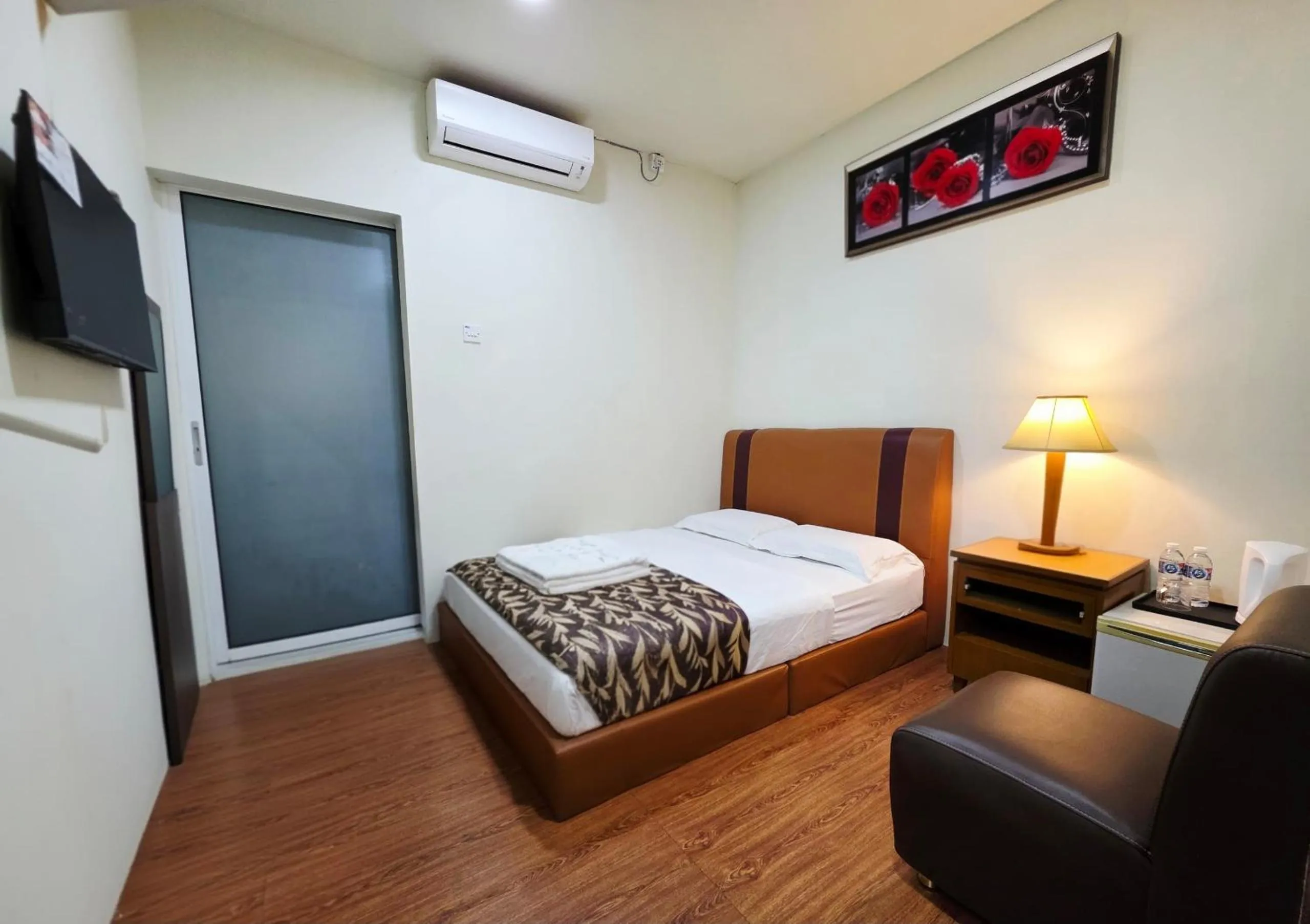 Queen Room - single occupancy in Grand Line Hotel Semporna