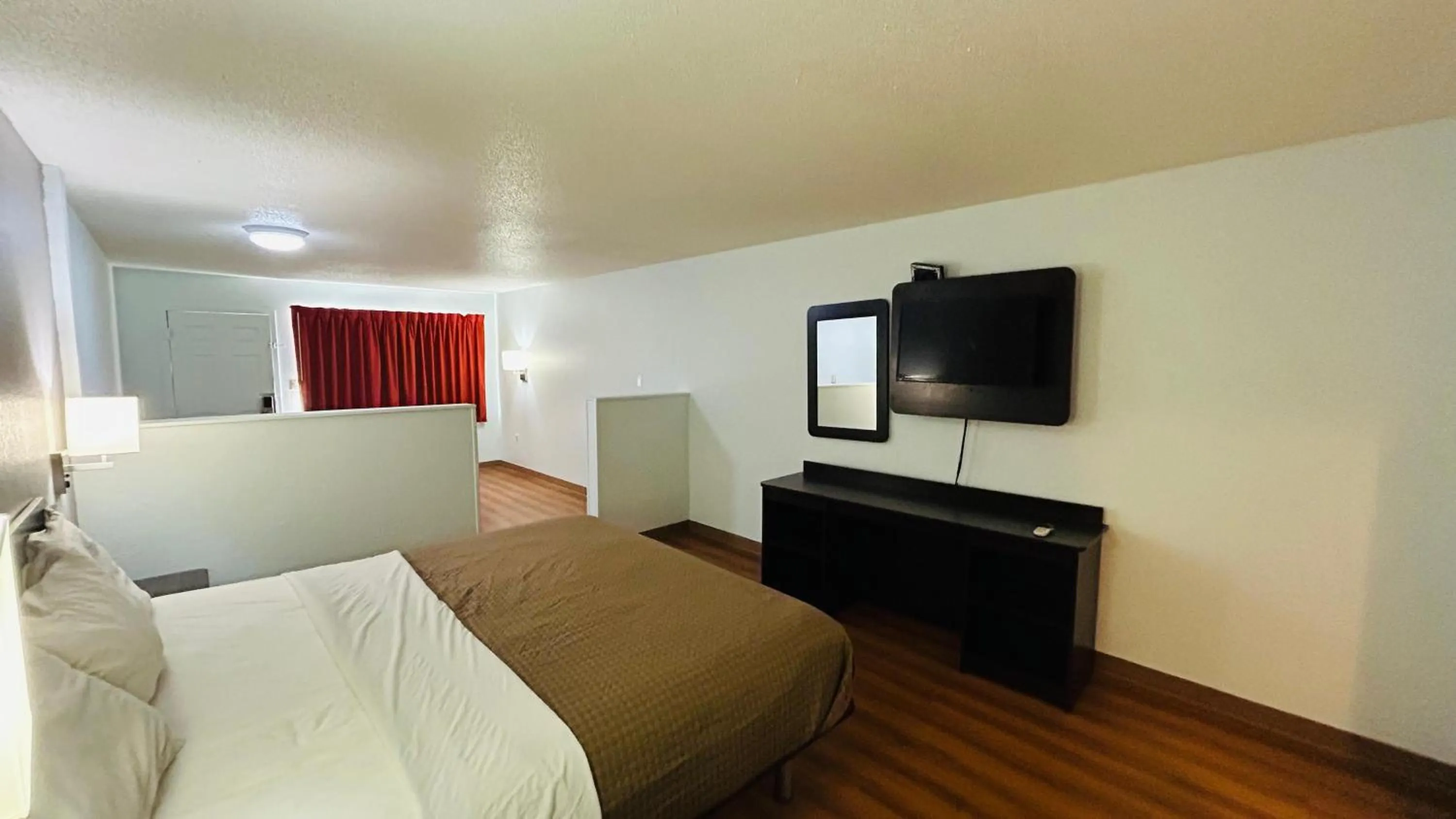 Suite - King Bed Non - Smoking in Super 7 Inn Tupelo