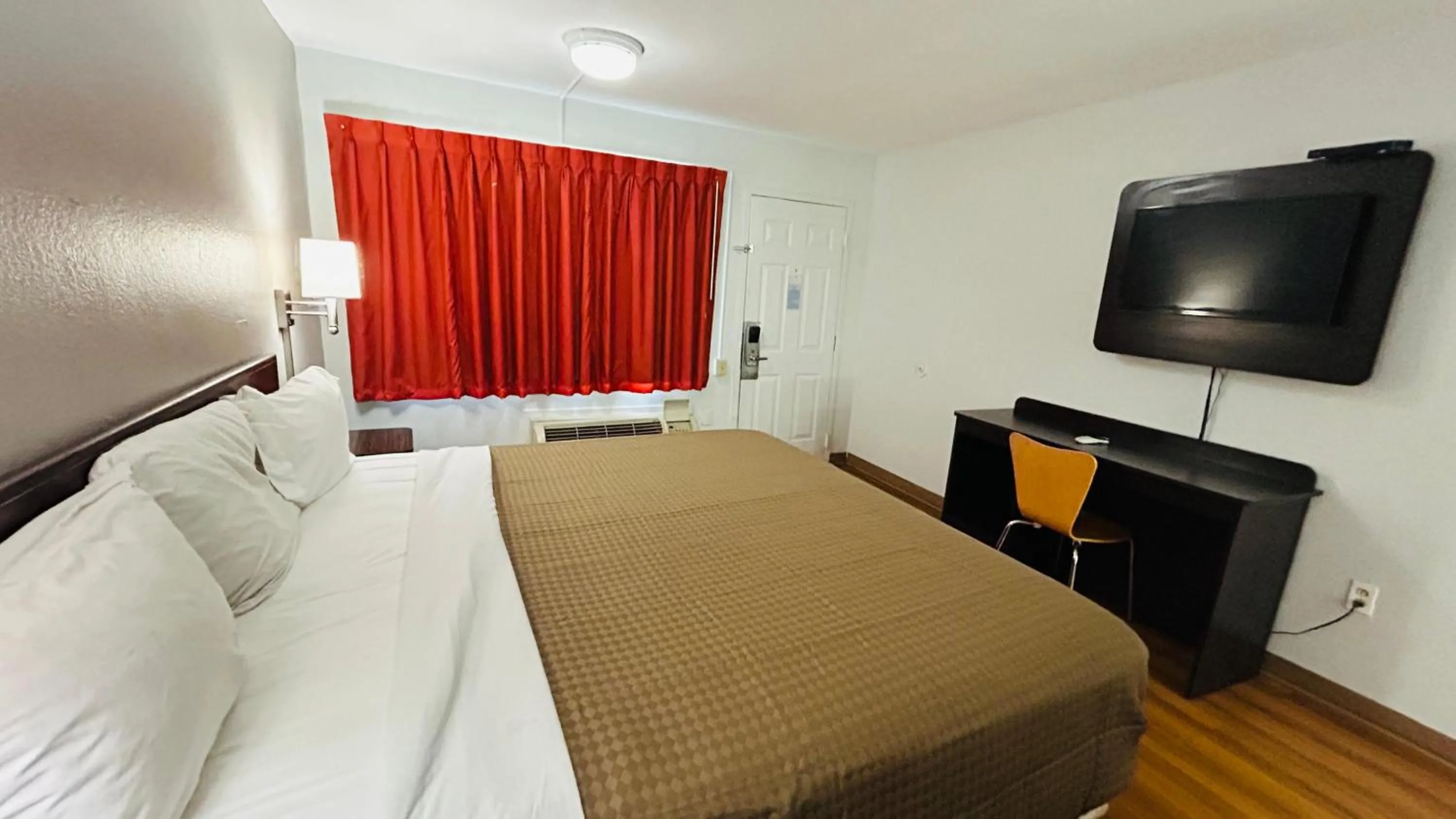 King Room - Disability Access in Super 7 Inn Tupelo