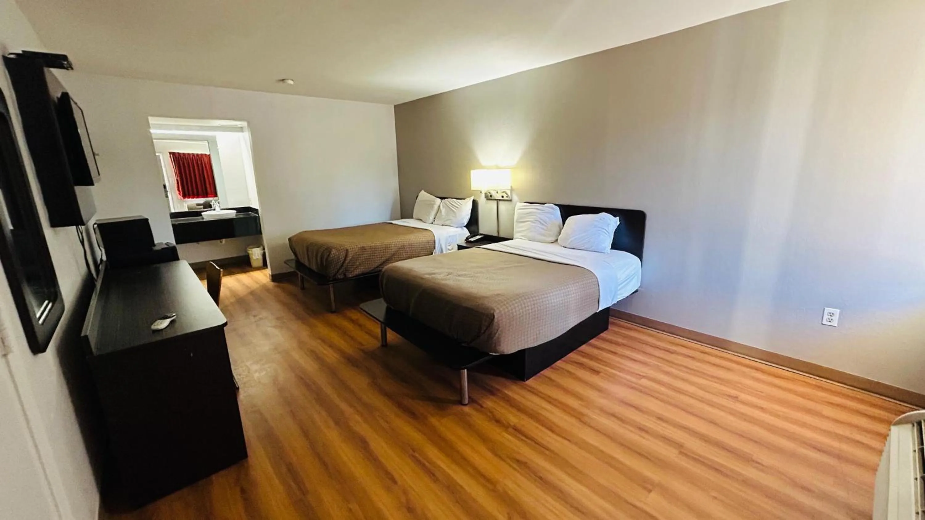 2 Full Bed Smoking in Super 7 Inn Tupelo