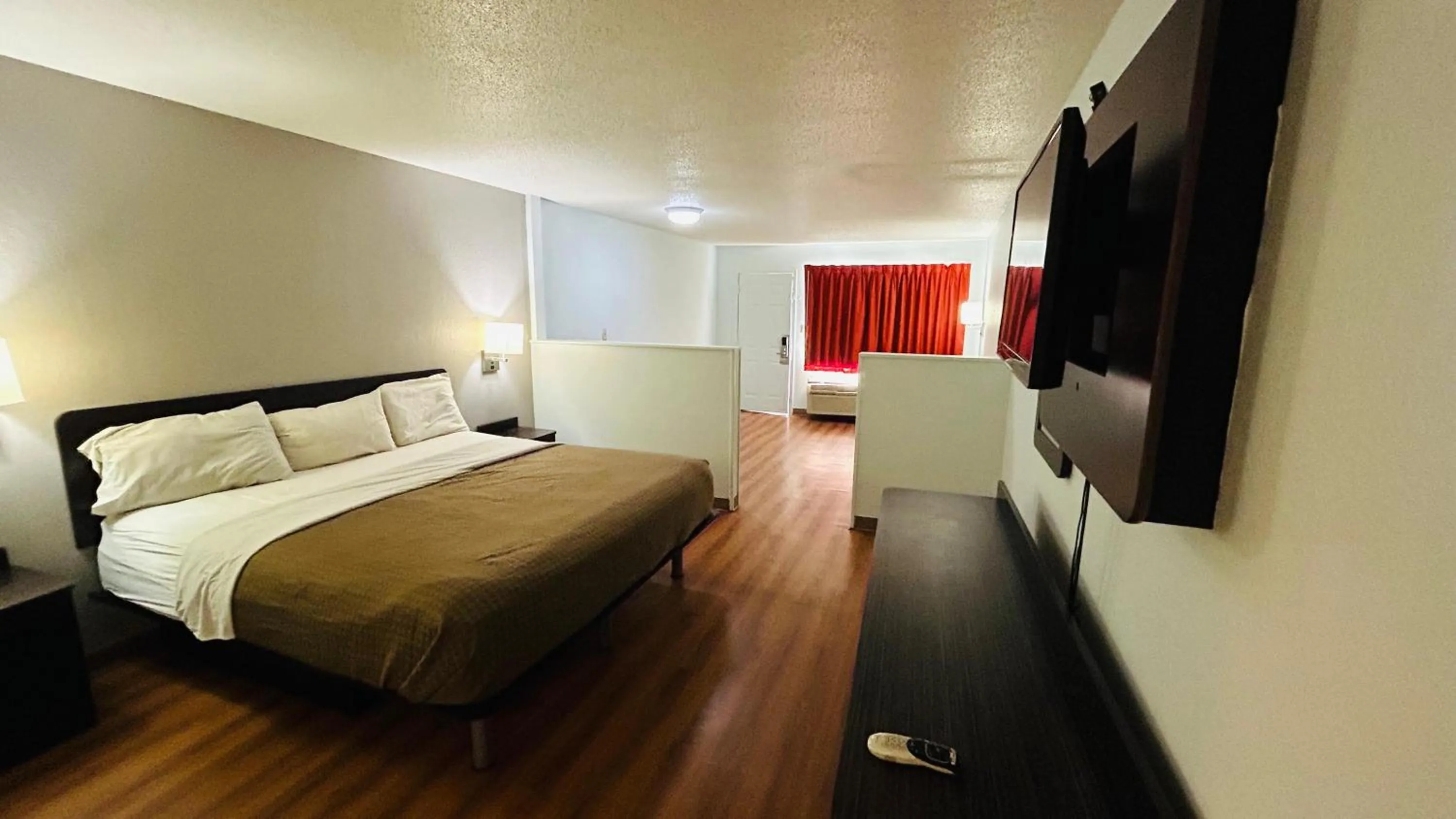 King Bed Suite Smoking in Super 7 Inn Tupelo