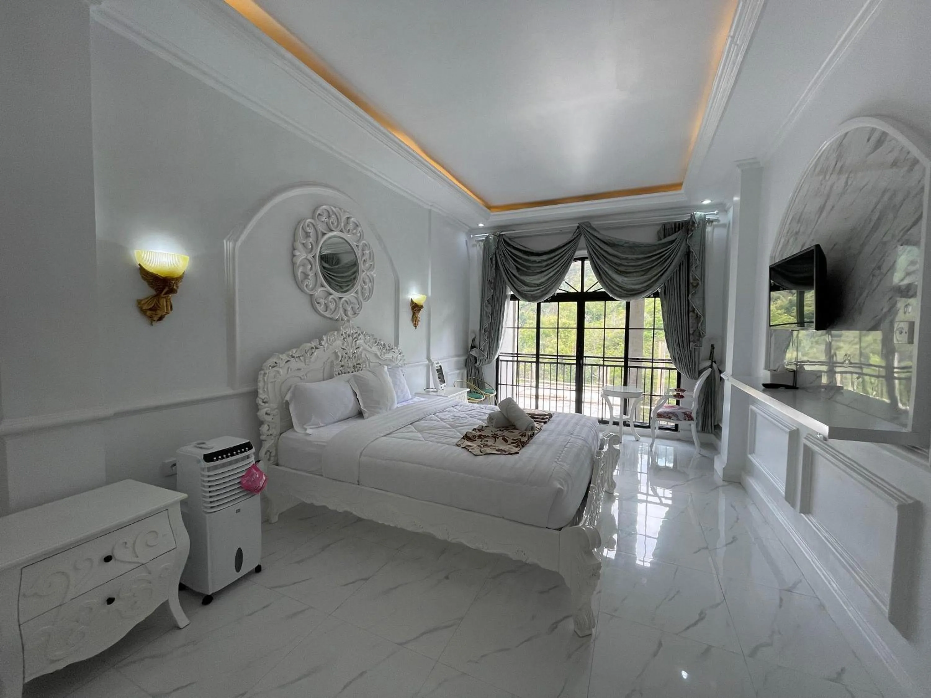 Deluxe King Suite - single occupancy in Casa Rani Hotel & Restaurant