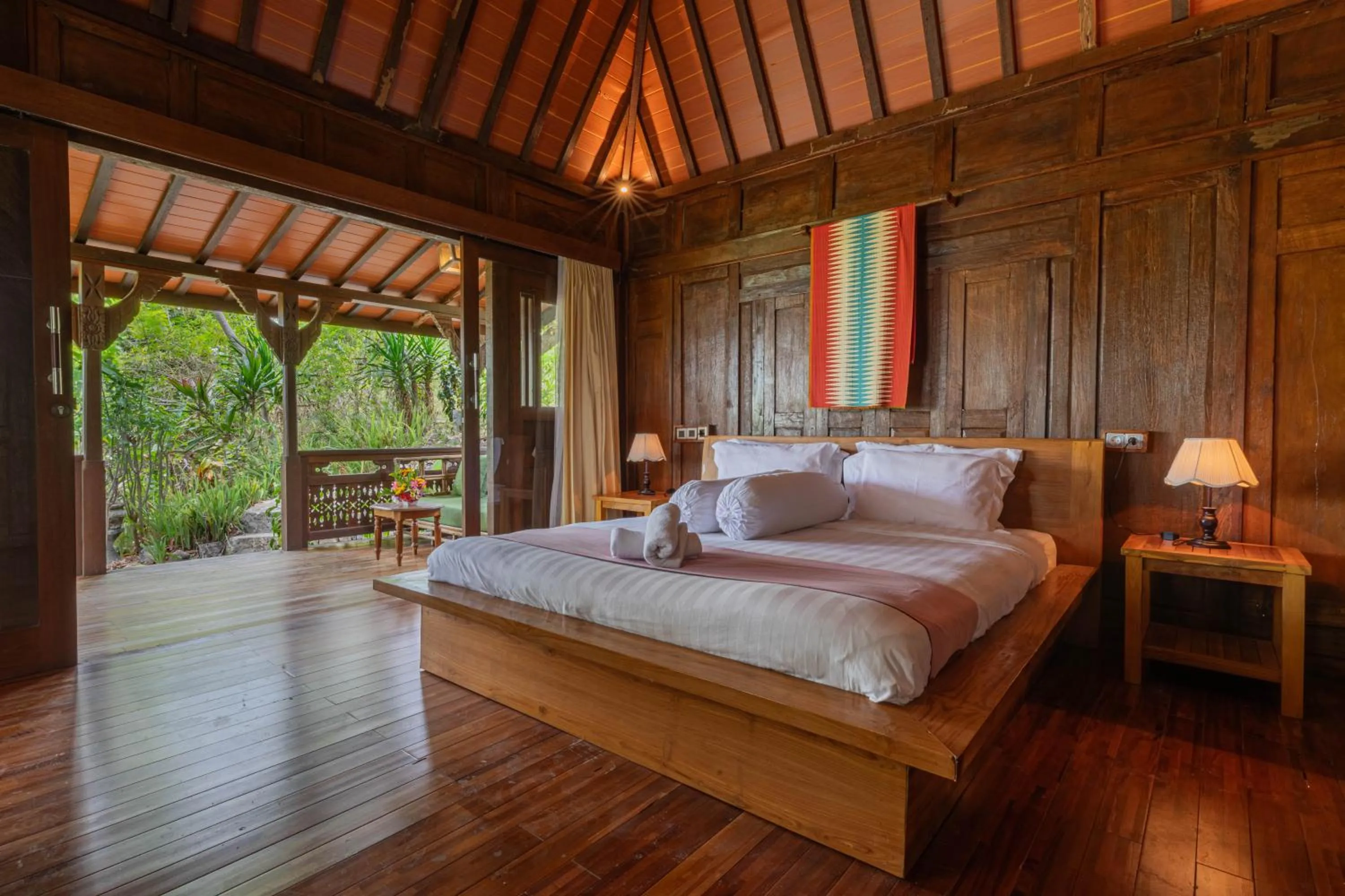 Large Double Room in Annaya House