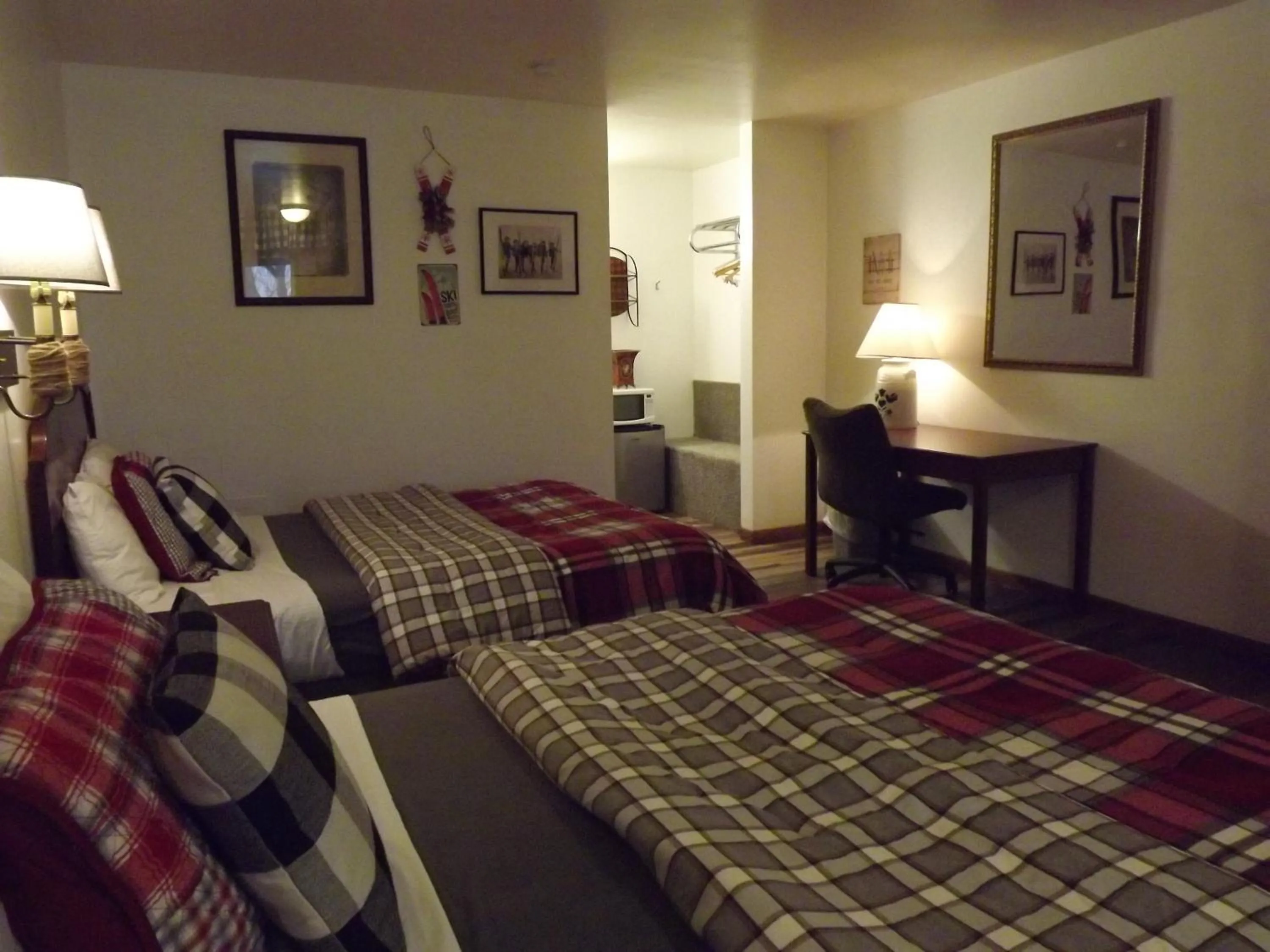 Queen Room with Two Queen Beds Dog Friendly in Crest Country Inn