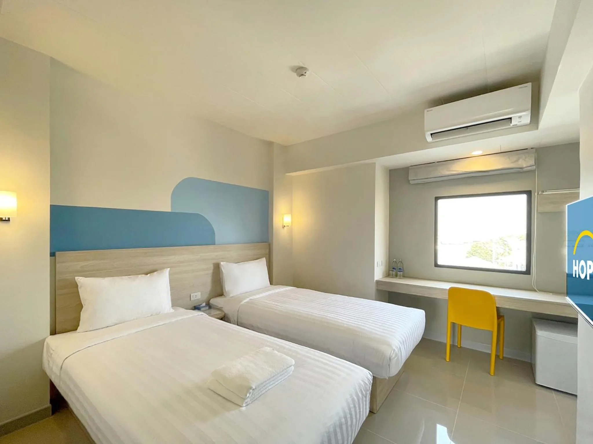 Twin Room with Balcony in HOP INN Ayutthaya