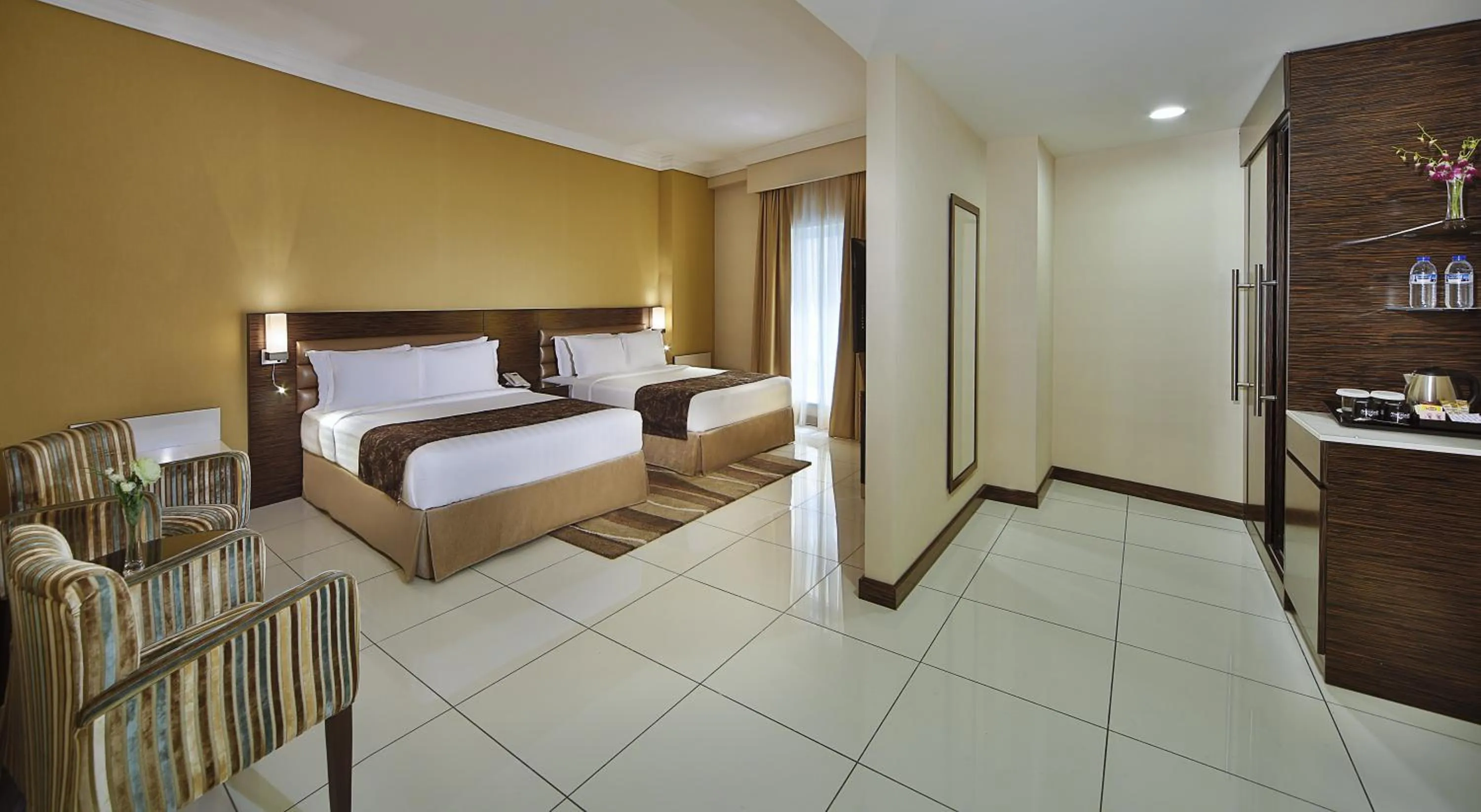 Deluxe Large Twin Room in Gateway Hotel