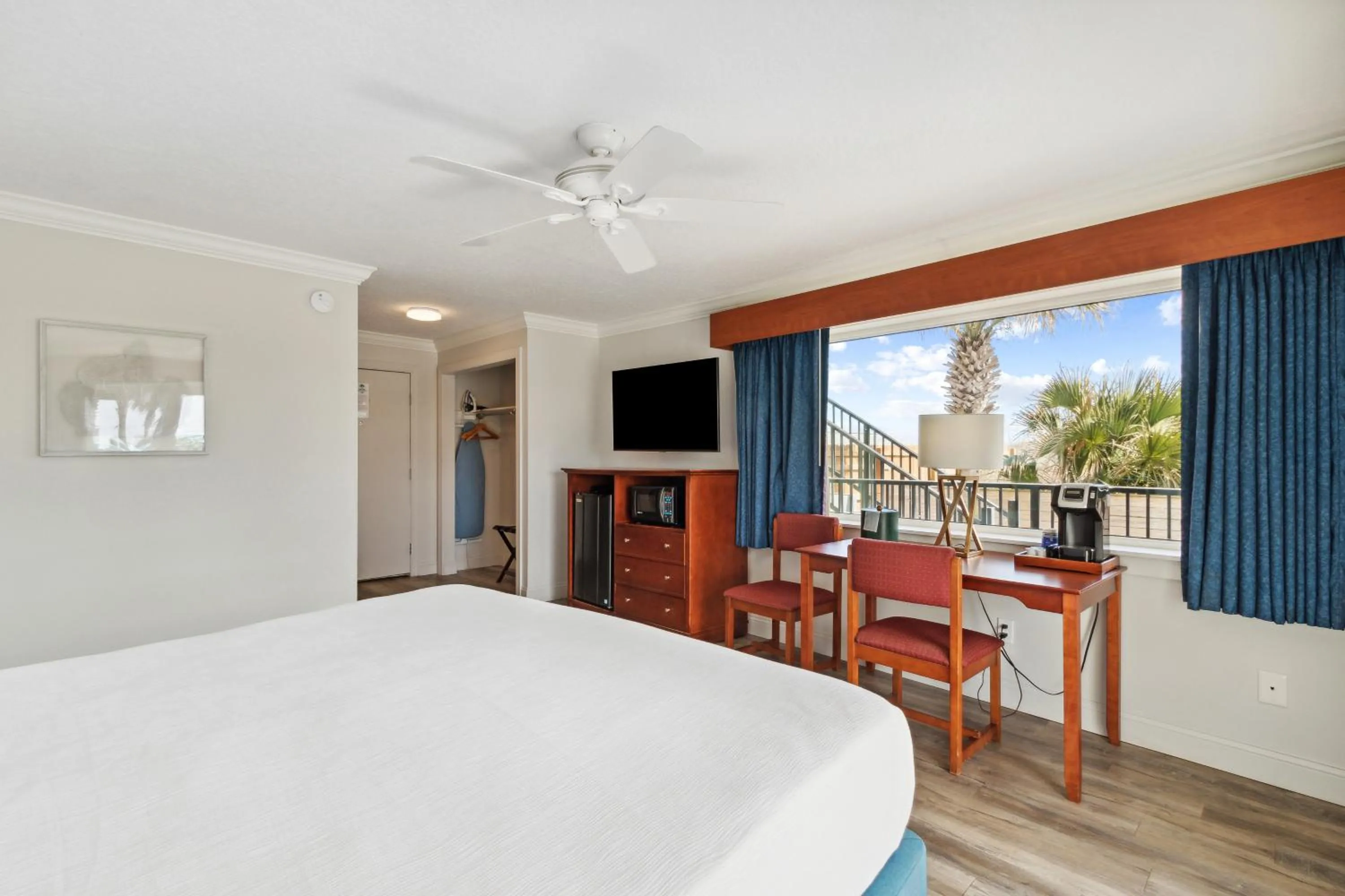 First Floor - Premium King Pool View in Seahorse Oceanfront Inn