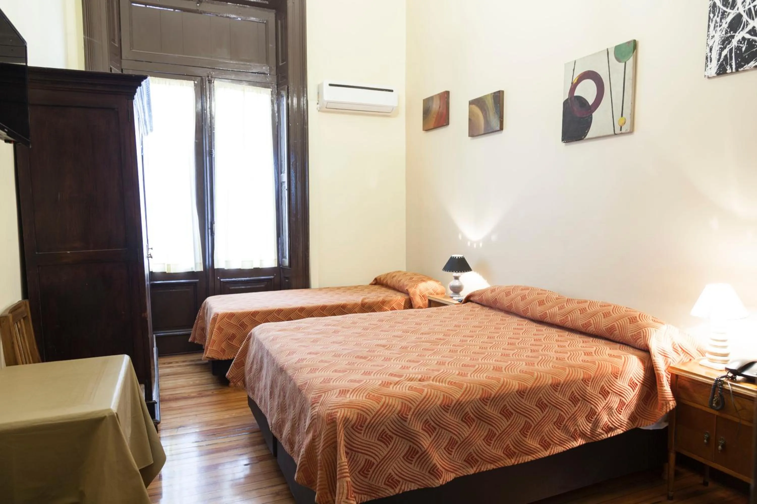 Standard Triple Room in Hotel Reina