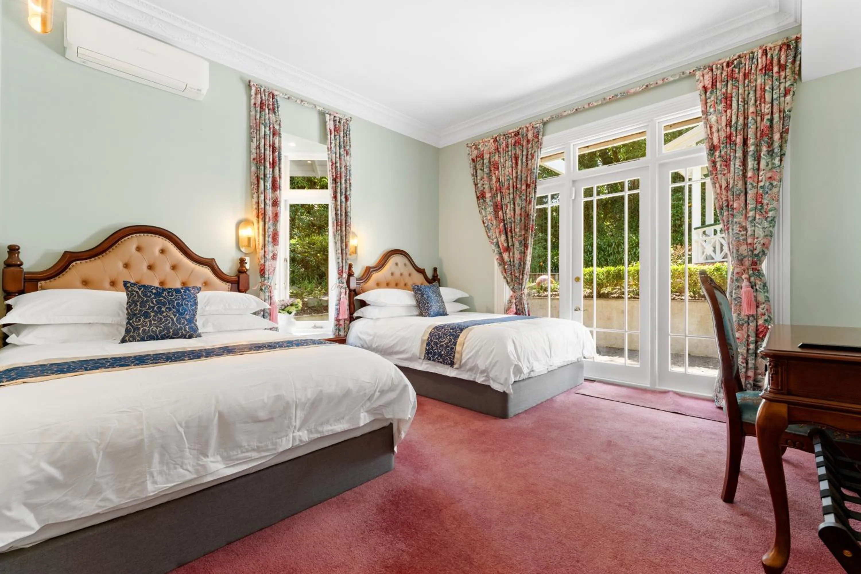 Deluxe Double or Twin Room - single occupancy in Aachen House