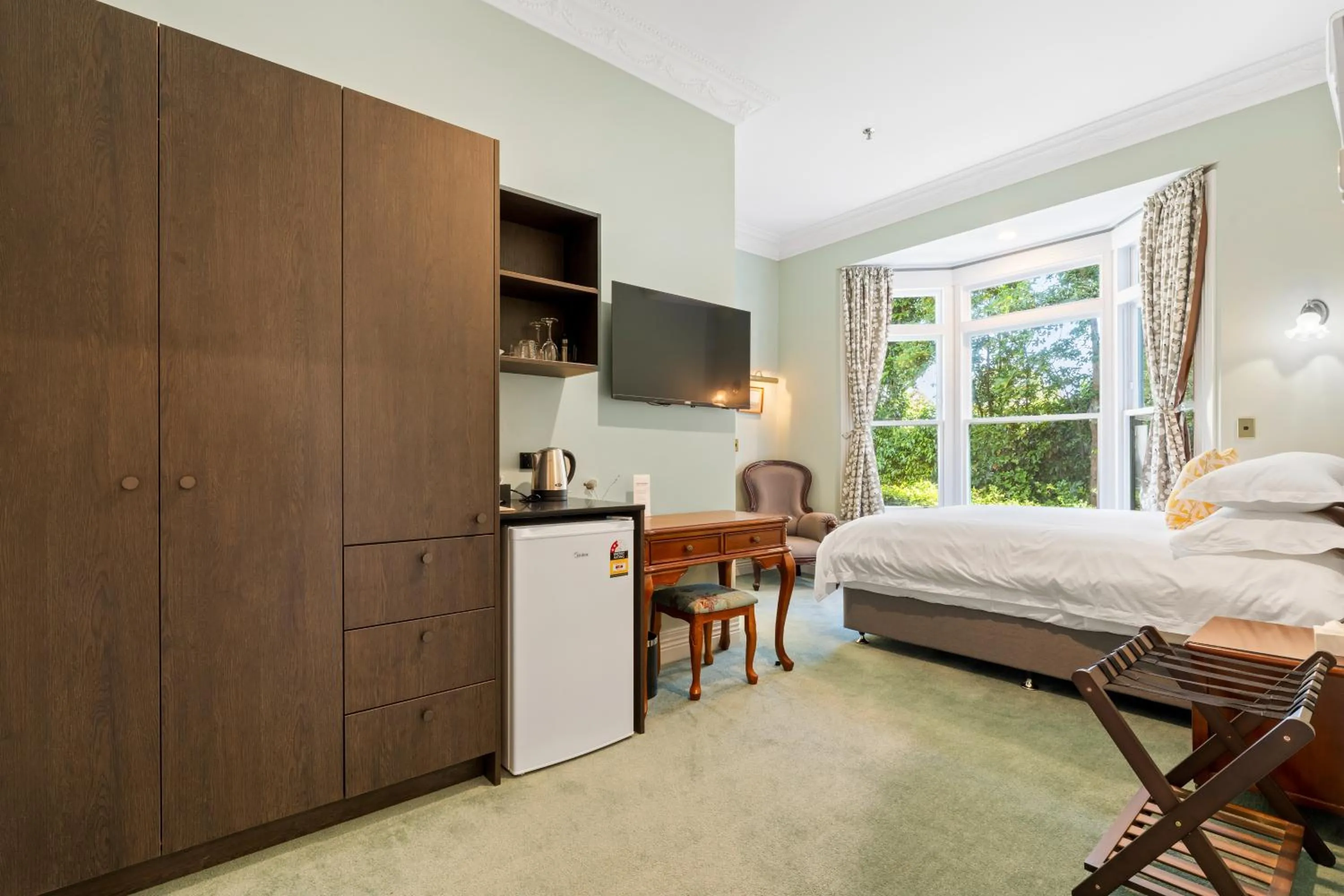 Deluxe Queen Room in Aachen House